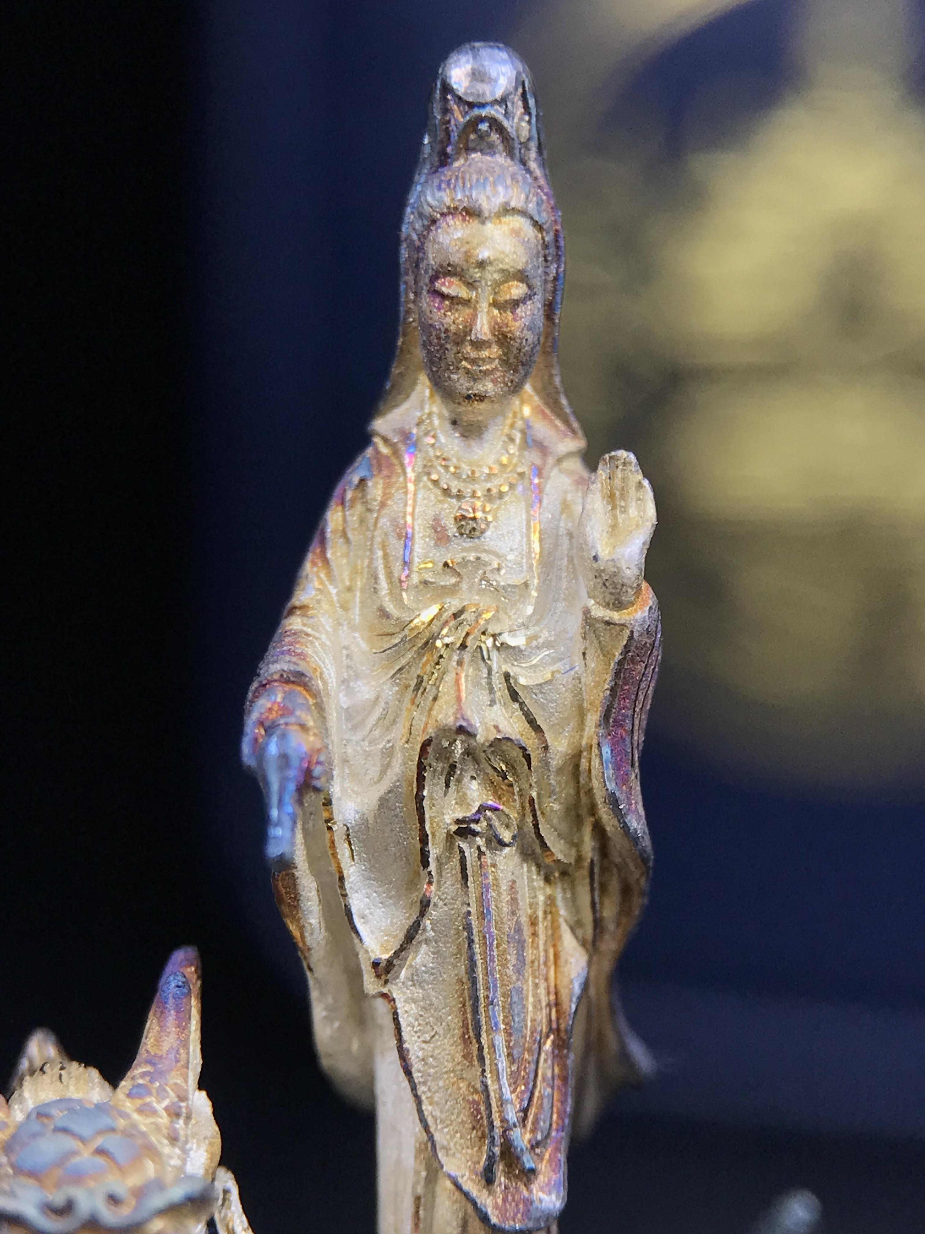 รูปหล่อลอยองค์พระโพธิสัตว์กวนอิม ทรงประทับมังกร จ.ระนอง ปี 2539 เนื้อเงิน พิมพ์ใหญ่(ผิวรุ้งไฟ)(สภาพผิวเดิมขึ้นสีรุ้งธรรมชาติสวยแบบนิยม)(เสน่ห์พระเนื้อเงินสีสันที่ธรรมชาติสรรค์สร้าง)เฉลิมฉลองในวโรกาสที่พระบาทสมเด็จพระเจ้าอยู่หัวทรงครองสิริราชสมบัติครบ50ปี