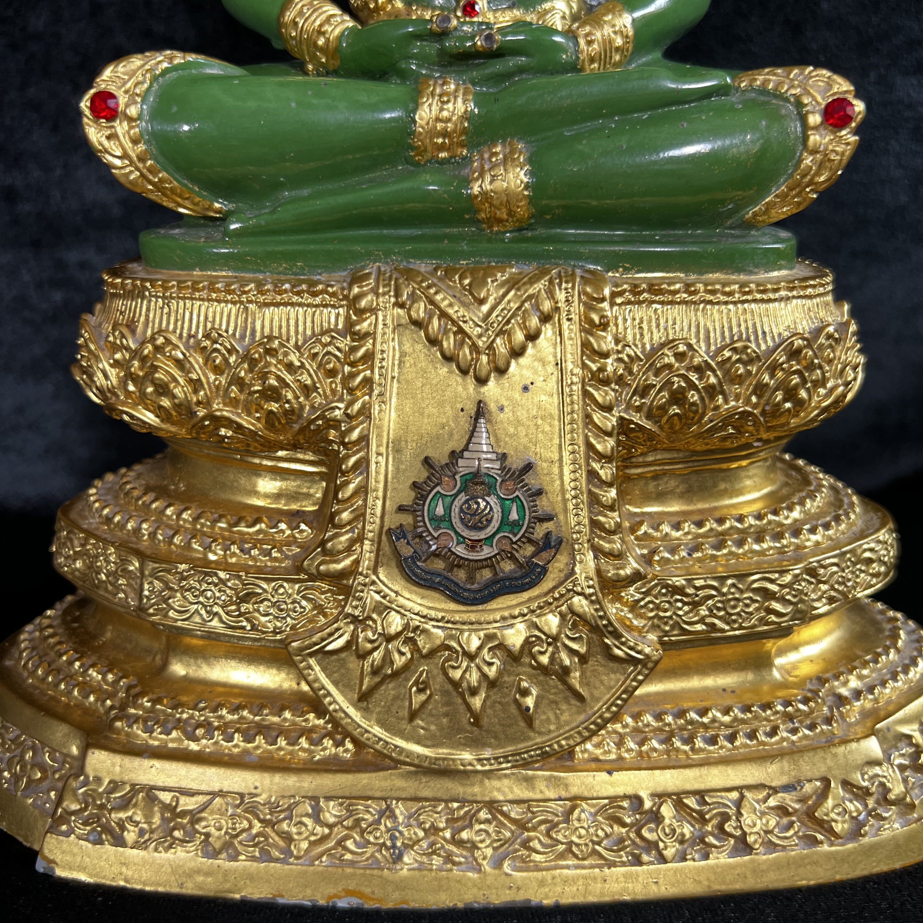 พระพุทธมหามณีรัตนปฏิมากร (จำลอง)พระแก้วมรกต วัดพุทธไทยถาวรวนาราม นครนิวยอร์ก ตรา ภปร. 6รอบ 72พรรษา ในหลวงรัชกาลที่9 ปี2542 ขนาดบูชาหน้าตัก 5นิ้ว หล่อเนื้อโลหะ(ในหลวงรัชกาลที่9 เสด็จเจิมพระสุหร่าย)(1ใน999องค์)