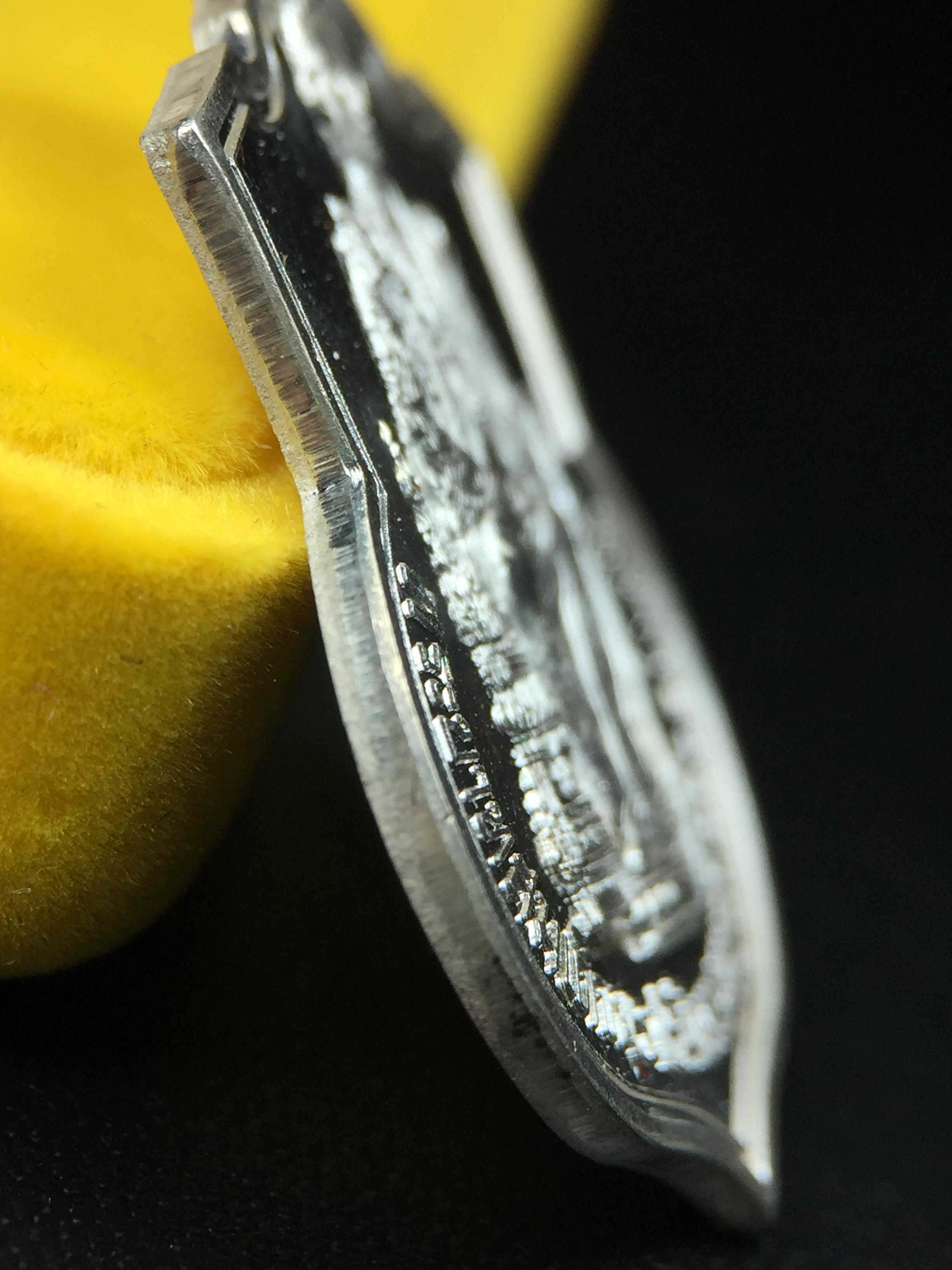 เหรียญพระบาทสมเด็จพระเจ้าอยู่หัว รัชกาลที่9ประทับนั่งบัลลังก์ กระทรวงมหาดไทยจัดสร้าง ปี2539 เนื้อเงินกล่องบรรจุเดิมสภาพสวย เนื้อเงินผิวกระจก สวยเดิม แบบนิยม หายาก