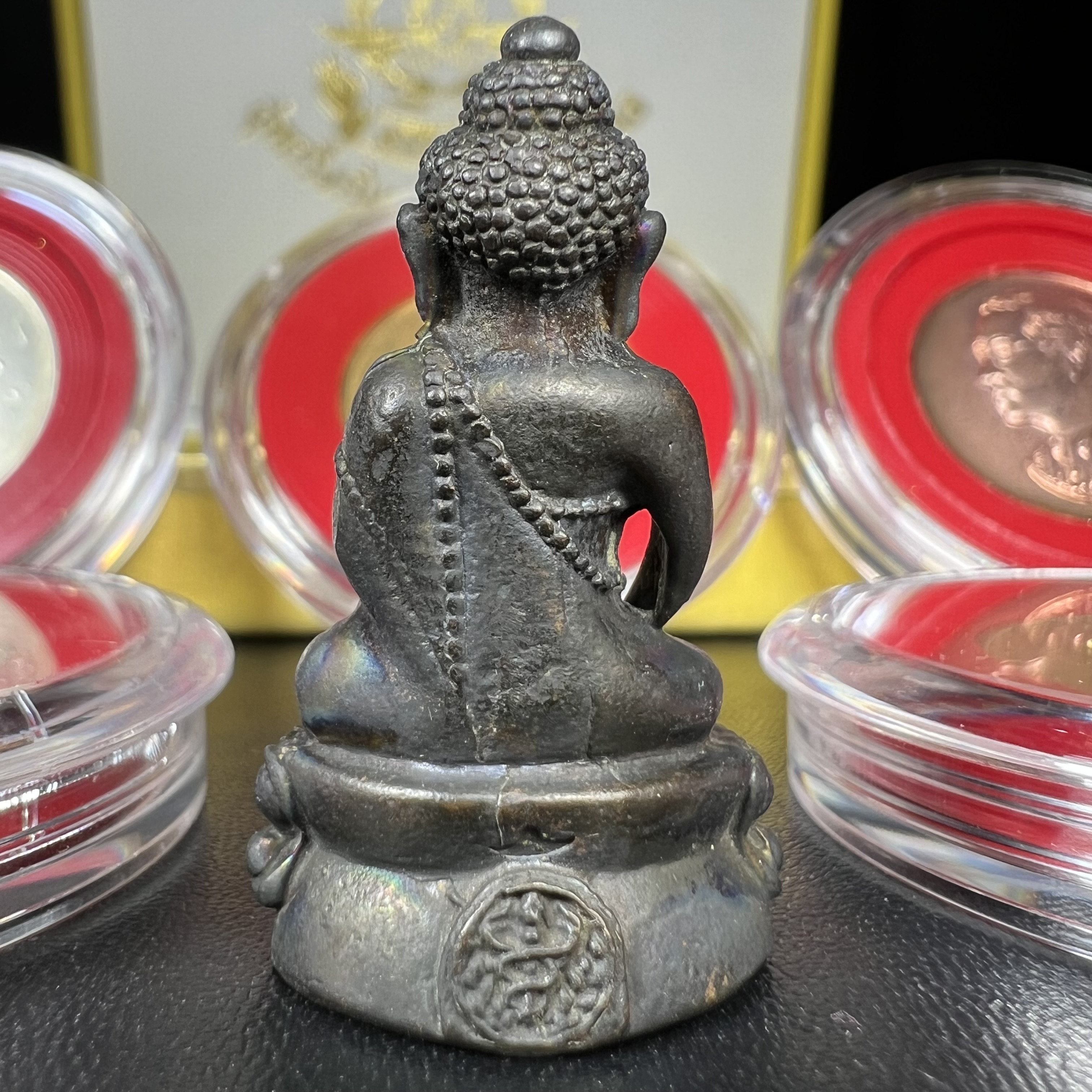 วัตถุมงคลคุ้มเกล้าฯ มหามงคลเฉลิมพระชนมพรรษา 6 รอบ รัชกาลที่ 9 ชุดพิเศษกรรมการ(สุดหายาก) (ในหลวงรัชกาลที่9 ทรงจุดไฟพระฤกษ์และเททอง พิธีใหญ่)ยอดนิยมหายาก