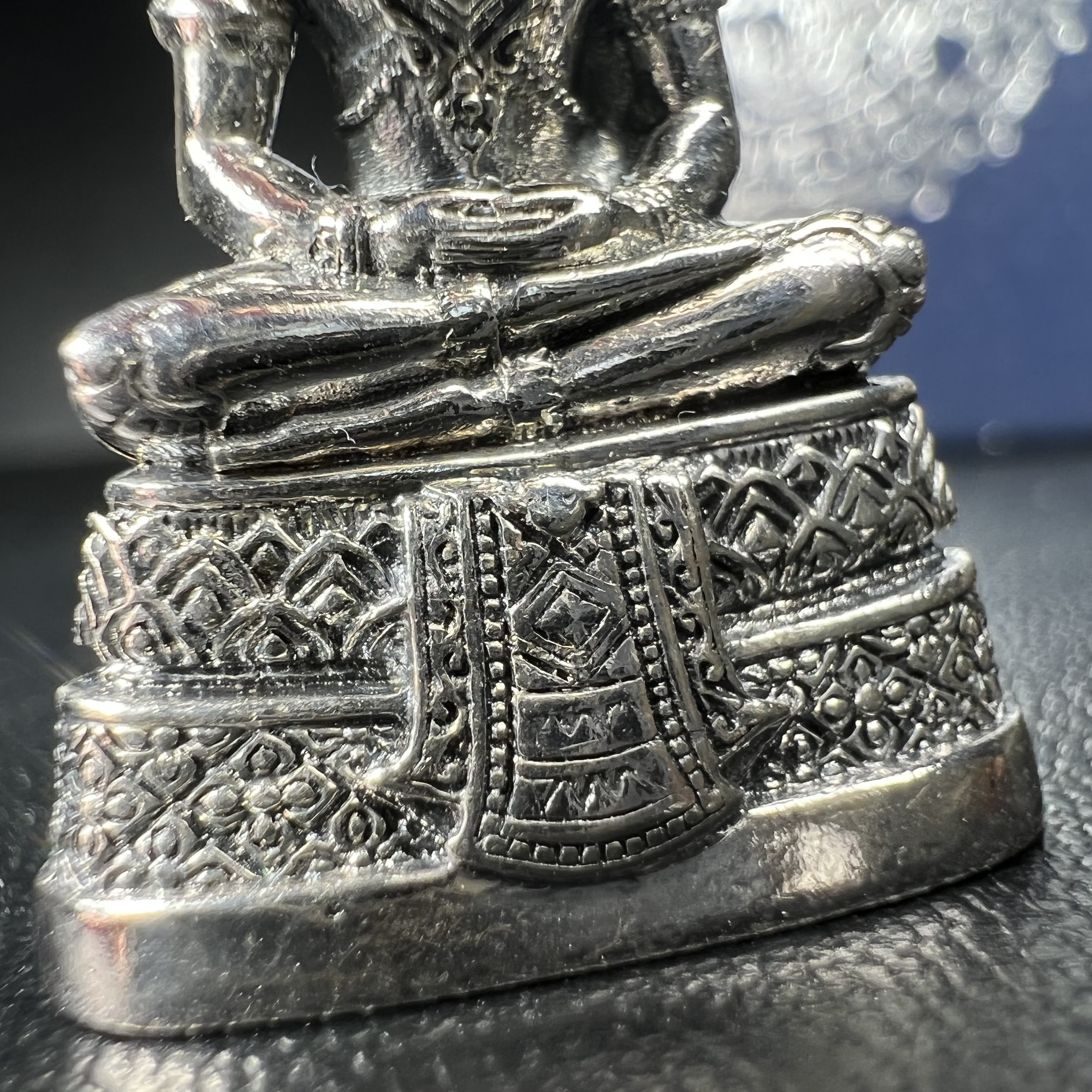 พระแก้วมรกต กรมสรรพสามิตจัดสร้างขึ้นเนื่องในโอกาสครบรอบ 64 ปีของกรมสรรพสามิต และเนื่องในวโรกาสที่พระบาทสมเด็จพระเจ้าอยู่หัวทรงครองราชย์ครบ 50 ปีในปีกาญจนาภิเษก เมื่อ พ.ศ.2539 เนื้อเงินรมดำขัดเงาพร้อมกล่องบรรจุเดิม