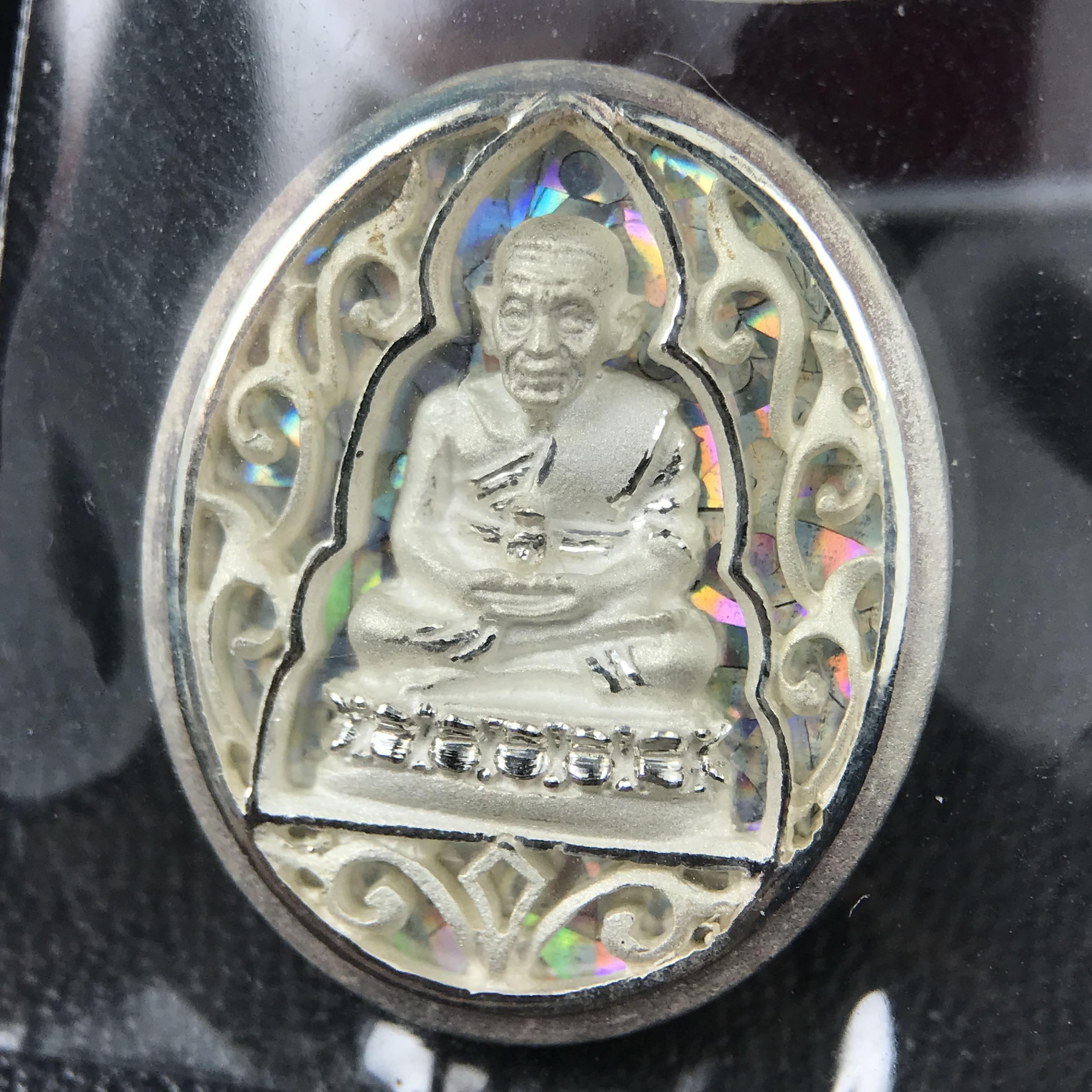 เหรียญหลวงพ่อทวด รุ่นมงคลบารมี วัดประสาทบุญญาวาส ปี 2545 เนื้อเงิน พิมพ์ทรงรูปไข่เล็ก(ขนาด 2.0*1.8 ซม.)ฉลุลายฉากพี้นหลังสีรุ้งสามมิติสวยงาม ตอกโค๊ตมีหมายเลข สภาพสวยซีนซองเดิมพร้อมกล่องบรรจุเดิมครบ***เดินทางปลอดภัยหลวงพ่อทวดคุ้มครอง****