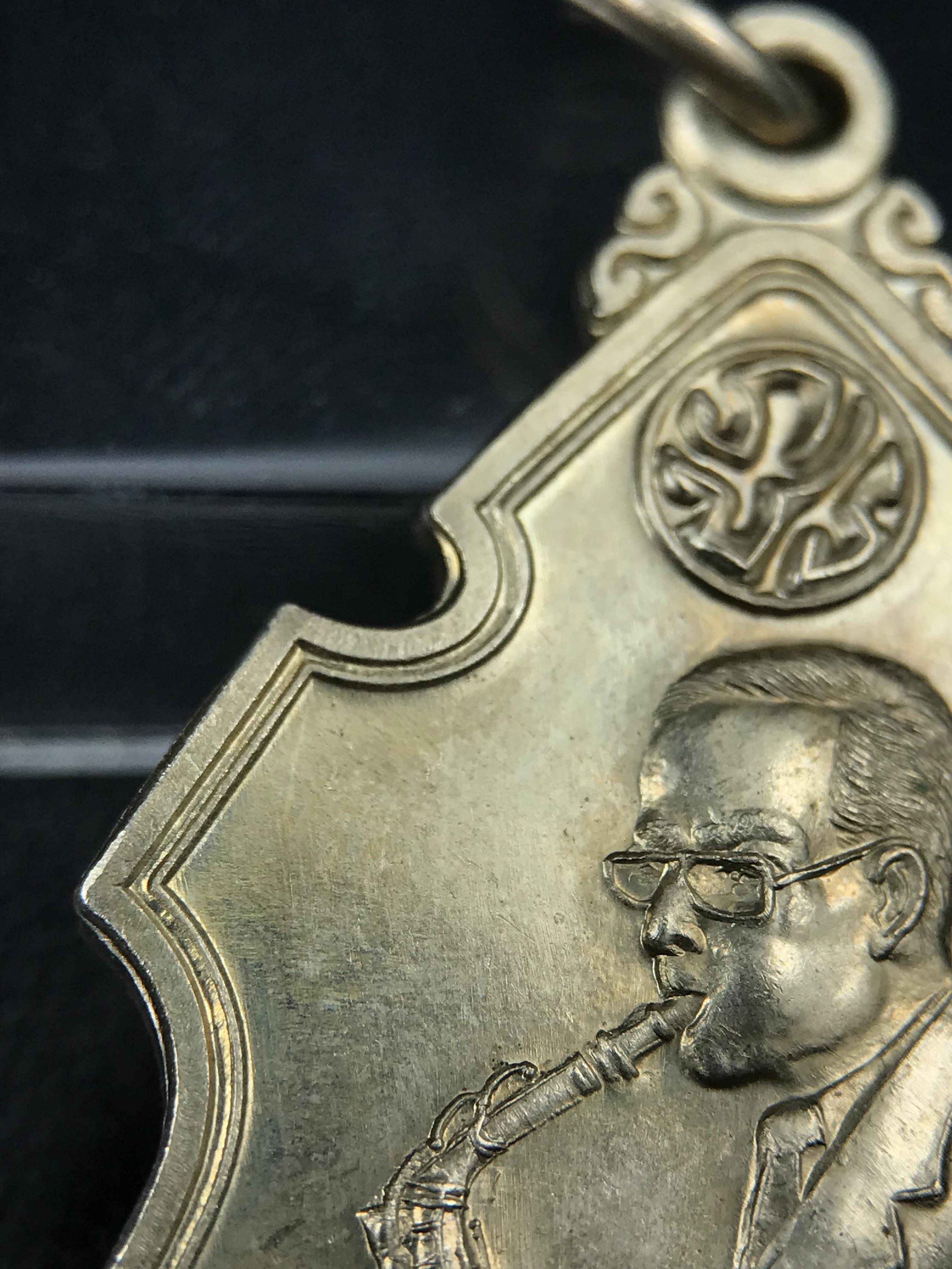 เหรียญครอบครูช่างหลวง(ในหลวงทรงดนตรี) เนื้ออัลปาก้า ปี 2550(หายาก)สุดยอดแห่งความหายากมีหมุนเวียนให้เห็นน้อยมากเป็นอีกหนึ่งรุ่นยอดนิยมของเสด็จพ่อร.9เหรียญนี้สวยมากผิวน้ำทองทั่วทั้งเหรียญ