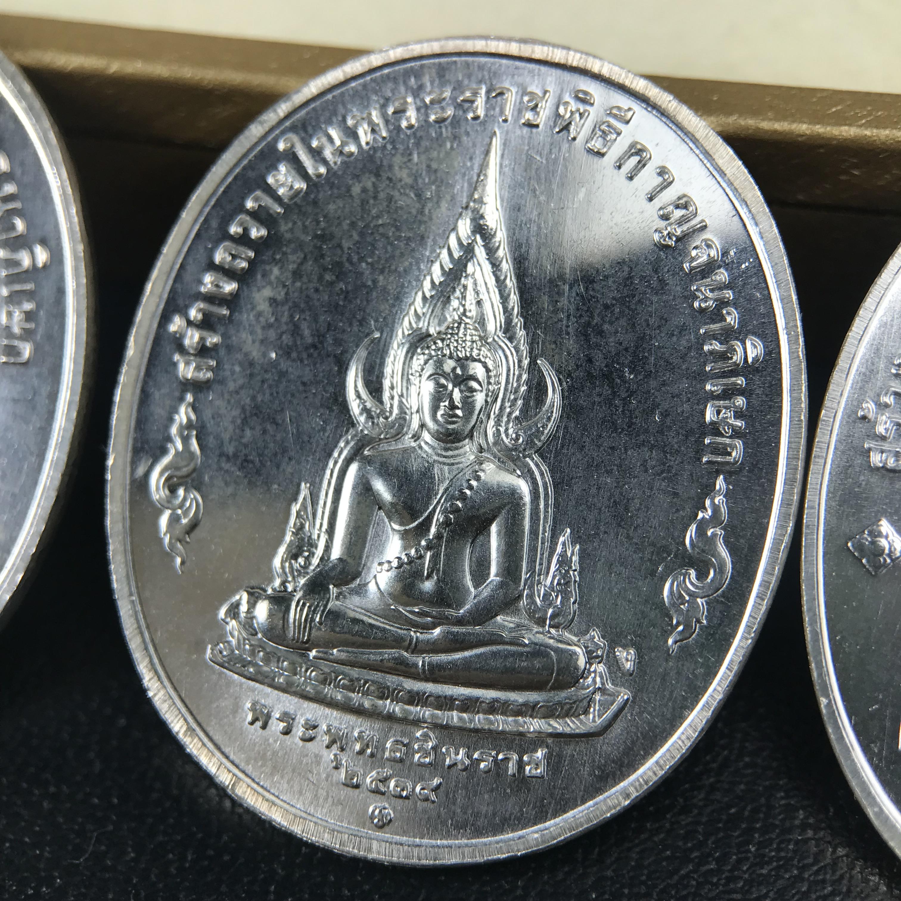 ชุดเหรียญพระพุทธปัญจภาคี ปี 2539 ครบชุด 5 เหรียญ พิมพ์ใหญ่ขนาดสูง 3 ซม. เนื้อเงิน โค๊ต ง.(เงิน) บล็อกกษาปณ์ พร้อมกล่องบรรจุซีนซองเดิมครบสภาพสวย เนื่องในมหามงคลวโรกาสที่ในหลวงรัชกาลที่ 9 ทรงครองสิริราชสมบัติครบ 50ปี พิธีใหญ่ ณ พระอุโบสถวัดพระแก้ว