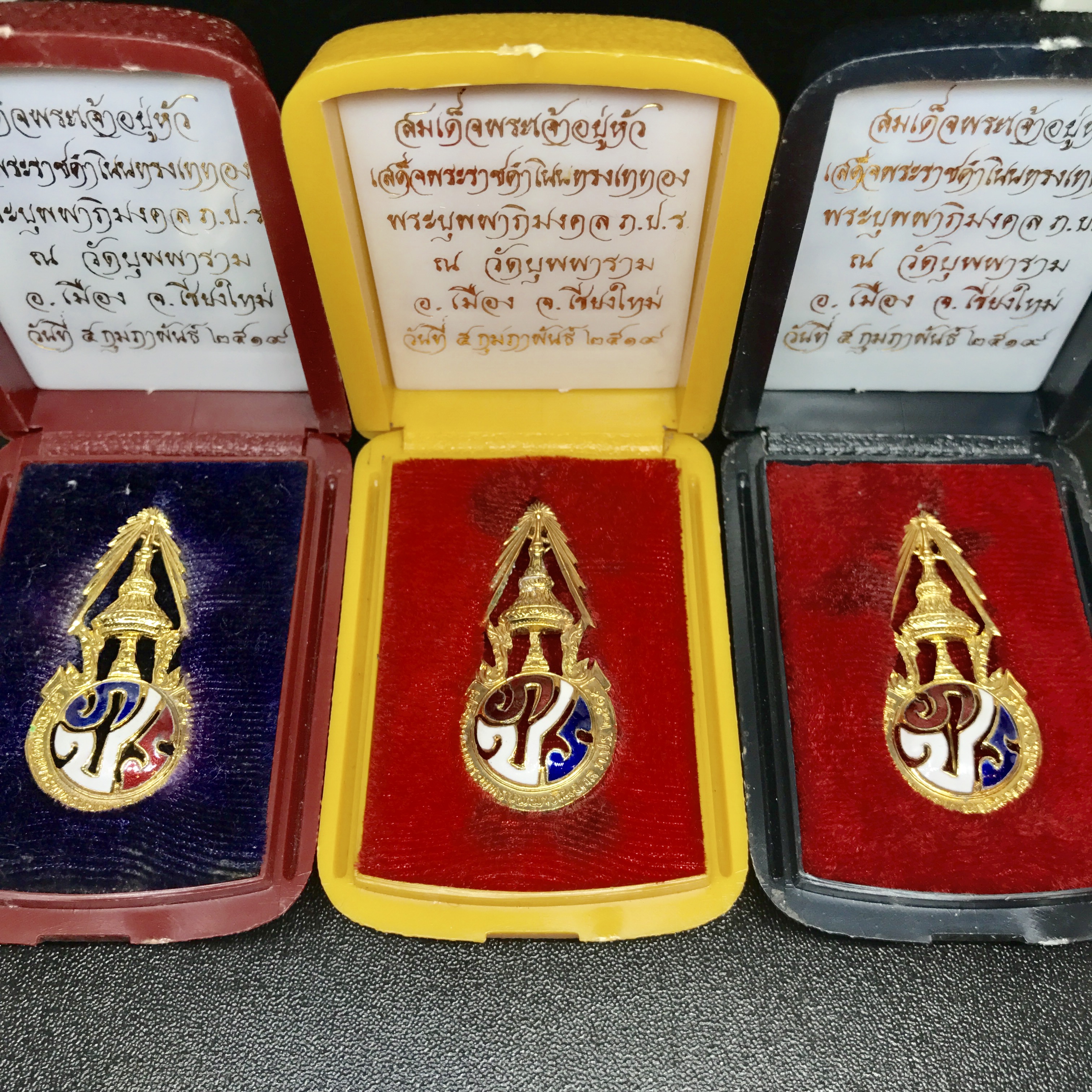 เข็มกลัด ภปร. บุพพาภิมงคล ปี 2519 ที่ระลึกในหลวงรัชกาลที่ 9 เสด็จเททอง(1ชุด3กล่อง3สี)