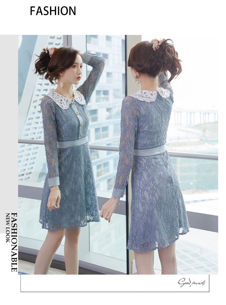 ชุดเดรสสั้นผ้าลูกไม้แนวซีทรูสีเทา คอบัวลูกไม้สีขาว แขนยาว เสื้อด้านหน้าและปลายแขนตกแต่งกระดุมพลอยชมพูสังเคราะห์ กระโปรงทรงเอ สวยดูดี