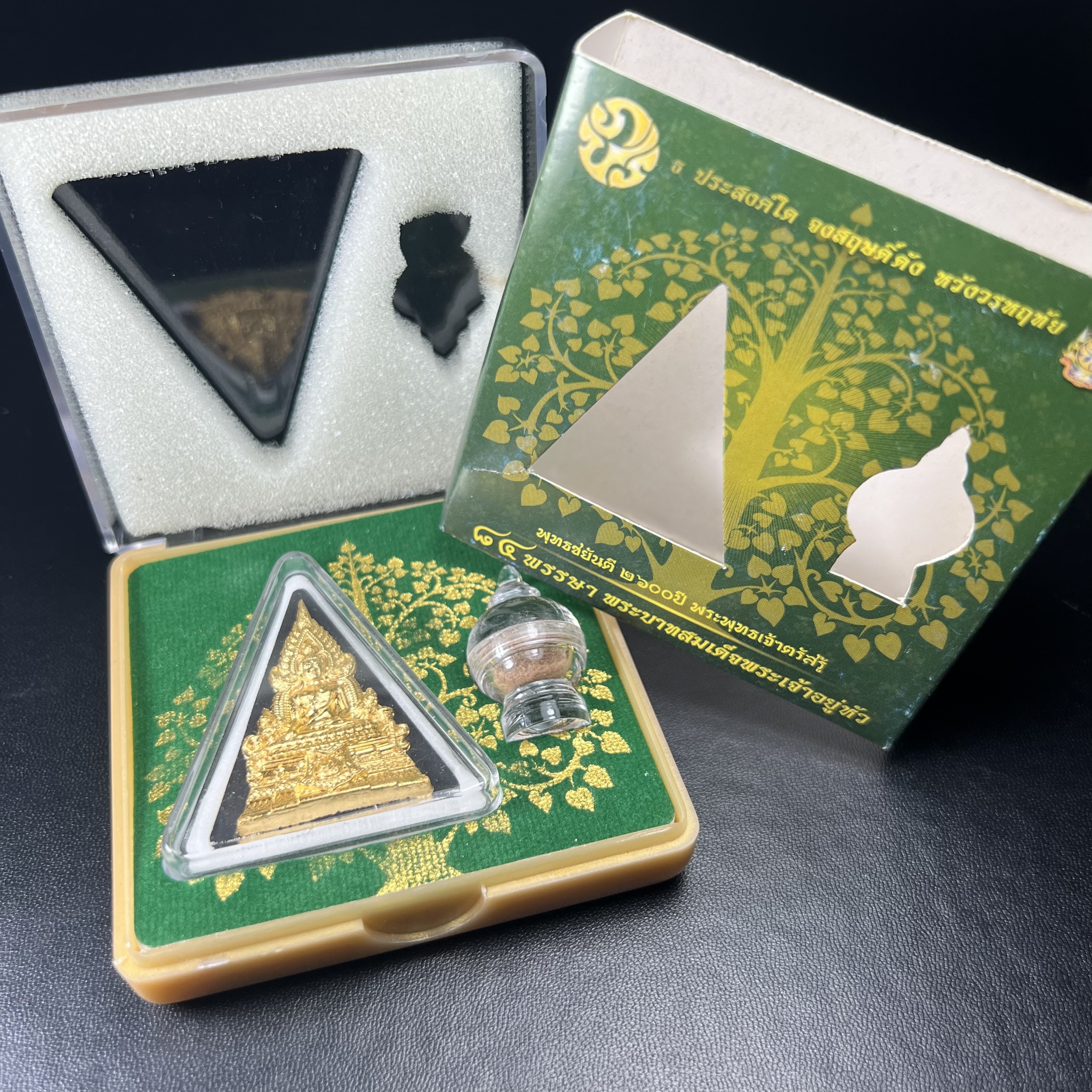 พระพุทธชินราช(จำลอง)ภปร. 84พรรษา เนื้อผงปิดทองด้านหน้า หลัง ภ.ป.ร. เงินชุบทองคำขาว(พระราชทานมวลสาร จิตรลดาและเส้นพระเจ้า ร.9(เส้นผม))