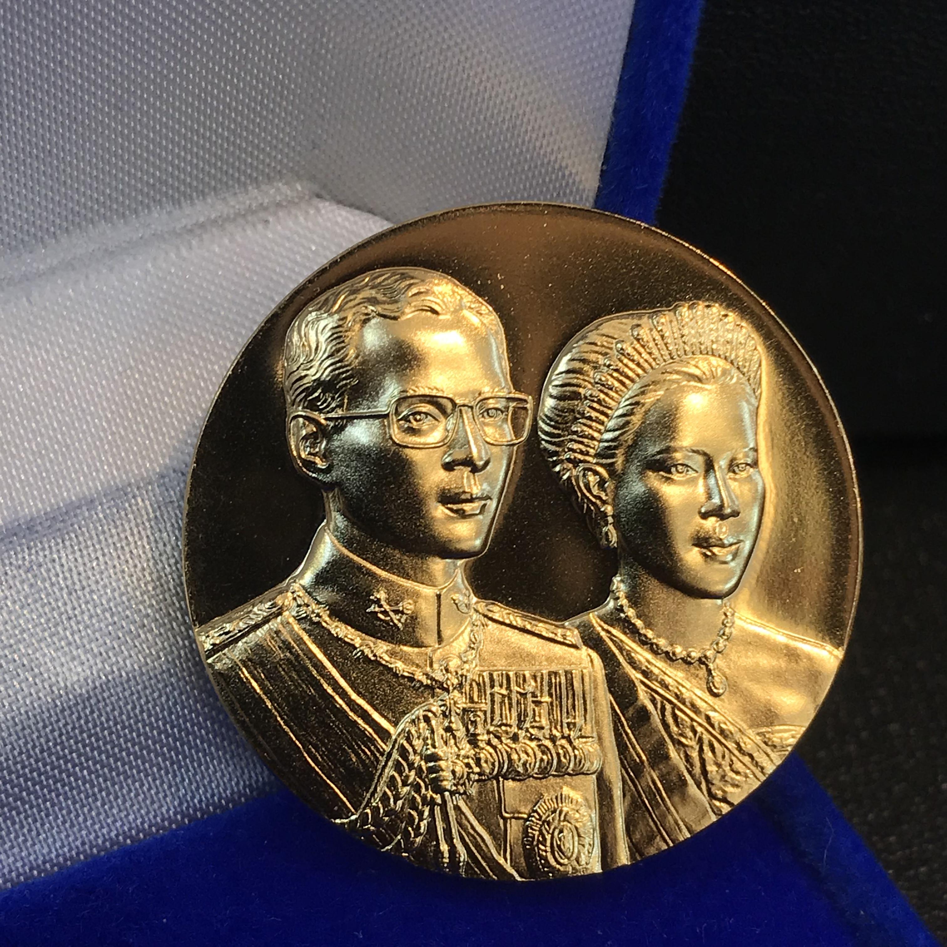 เหรียญสองพระองค์ในหลวง-พระราชินี พระราชทาน สภาพสวยกล่องบรรจุเดิม