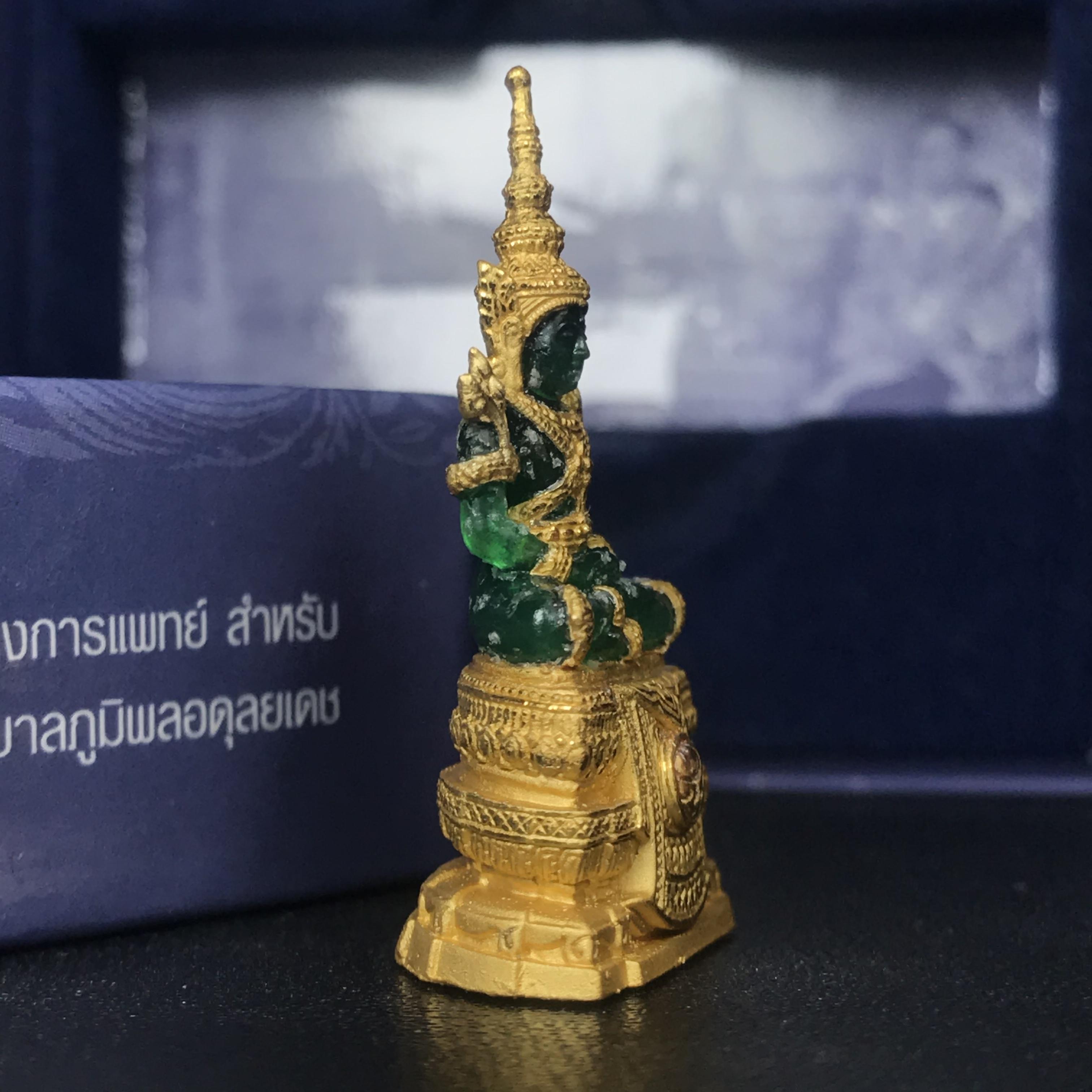 พระแก้วมรกต ภปร. ปี2547 จัดสร้างโดย รพ.ภูมิพลฯ ลอยองค์ หน้าตัก 1/2 นิ้ว เนื้อเรซิ่นหุ้มทองคำ99.99%