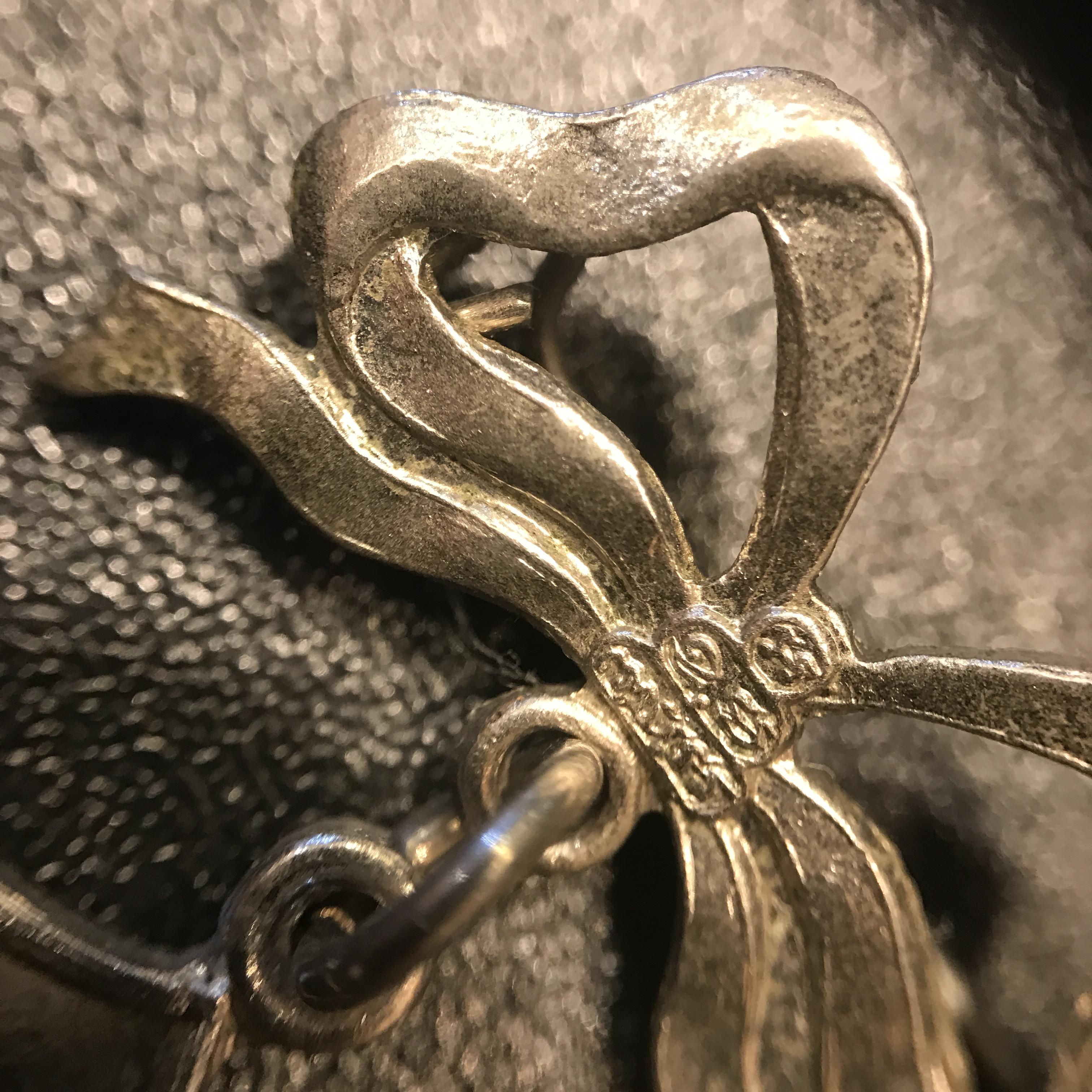 เหรียญในหลวงรัชกาลที่9 รุ่นจอมทัพไทย ปี2507 เจ้าคุณนรฯ วัดเทพศิรินทร์ อธิษฐานจิตปลุกเสก เนื้ออัลปาก้าชุบนิเกิ้ล พร้อมเข็มกลัดยันต์น้ำเต้าเจ้าคุณนรฯ