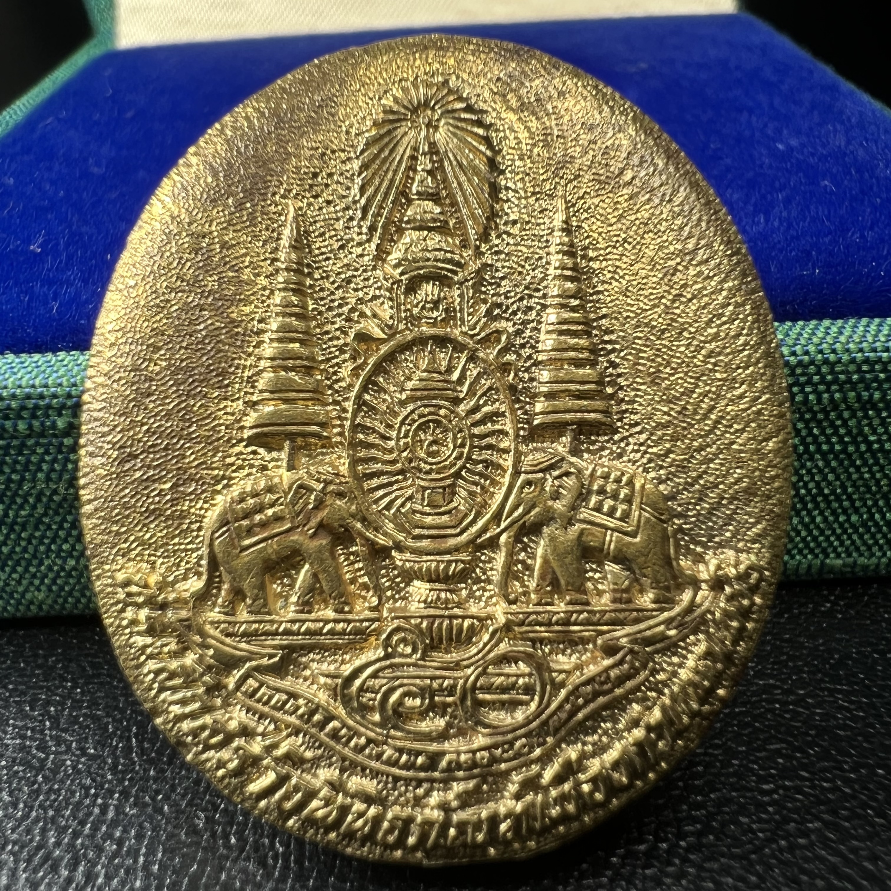 เหรียญรูปเหมือนพระญาณวิทยาคมเถร (หลวงพ่อคูณ ปริสุทโธ)ชุดกาญจนาภิเษกครองราชย์ครบ 50 ปี พิธี มังคลาภิเษก ณ วัดบวรนิเวศวิหาร ปี พ.ศ. 2538(จัดสร้างได้เหมือนหลวงพ่อคูณมาก มีรายละเอียดและความคมชัดสูง ลูกศิษย์ท่านไม่ควรพลาด วิจิตรศิลป์และพุทธศิลป์งดงาม)พิธีใหญ่