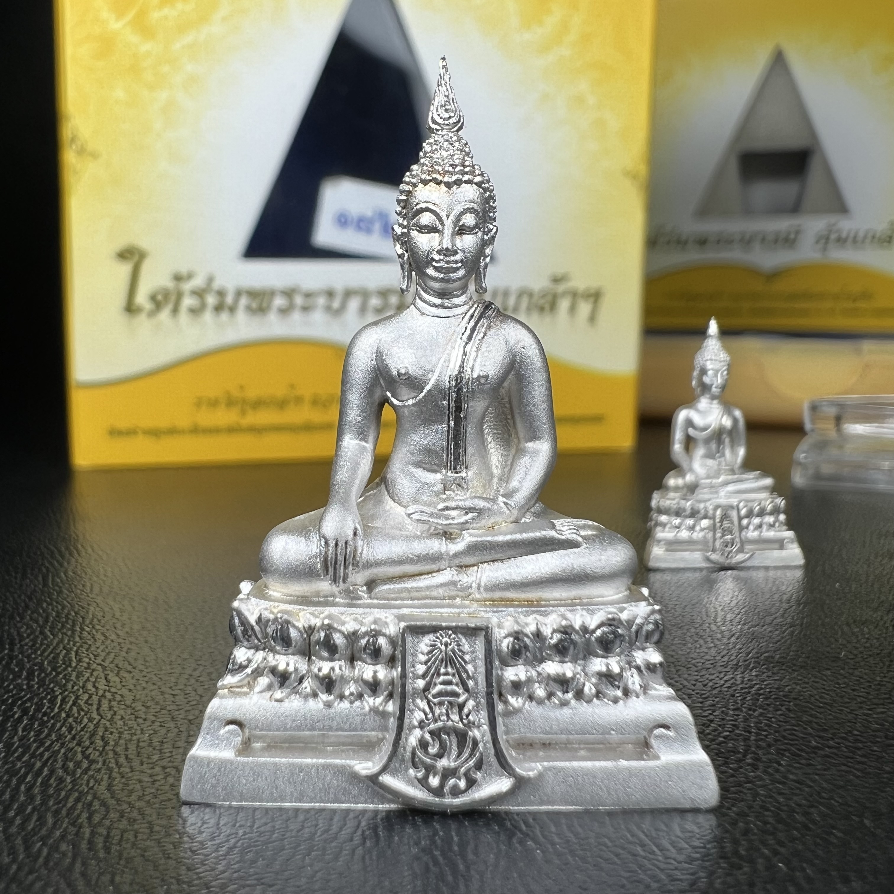 พระพุทธรูปคุ้มเกล้าฯ ภปร.(ใต้ร่มพระบารมี คุ้มเกล้า) 60ปี รพ.ภูมิพลฯ พ.ศ.2552 เนื้อเงิน ชุบทองคำขาว(ลอยองค์พิมพ์ ใหญ่+เล็ก)(1ชุด 2 พิมพ์ ครบทุกแบบที่จัดสร้าง)1 ใน 5000 ชุด ครบชุดหายาก