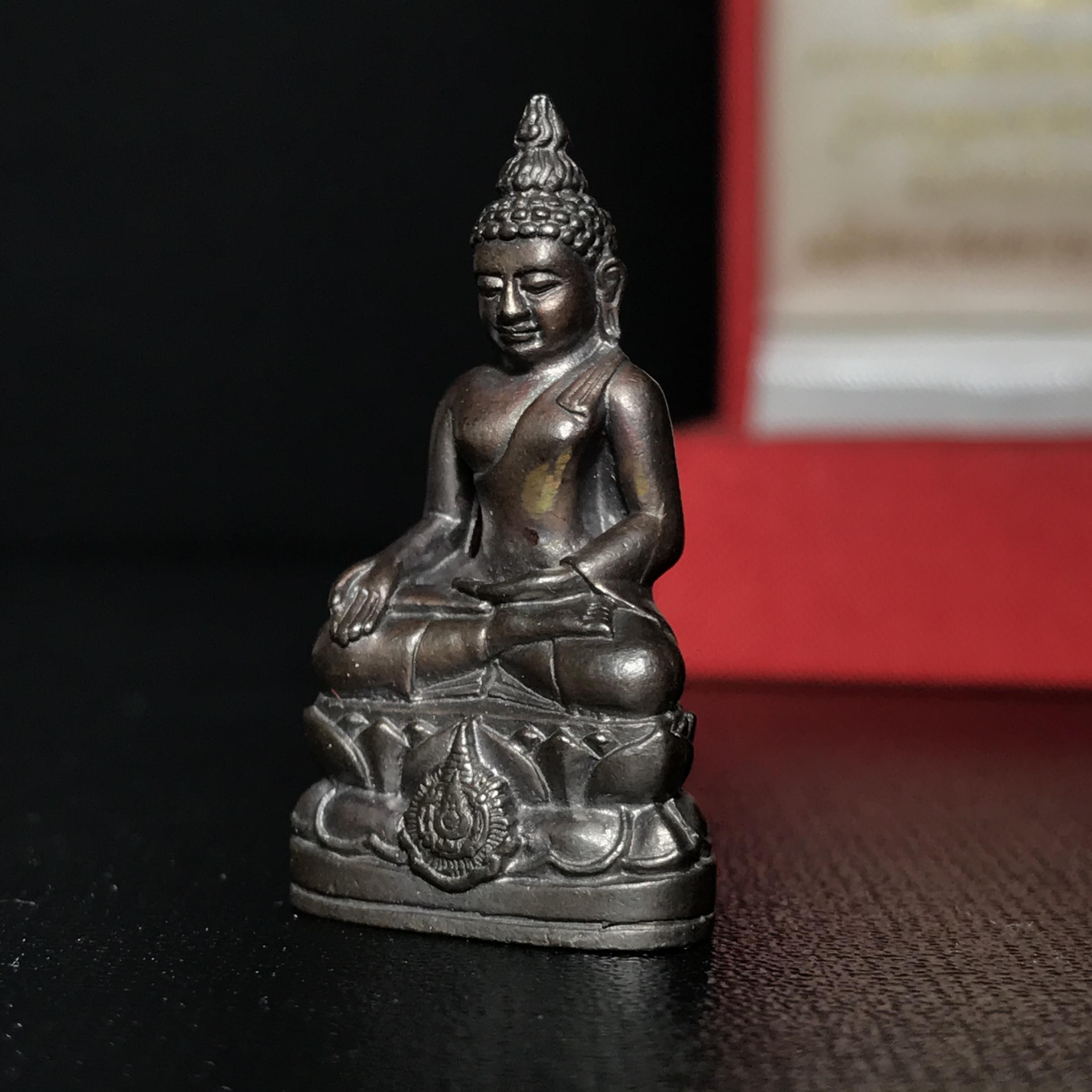 พระกริ่งไพรีพินาศ เฉลิมพระเกียรติ พระบาทสมเด็จพระเจ้าอยู่หัวรัชกาลที่9 พระชนมพรรษา 6 รอบ ปี2542 เนื้อนวโลหะผสมทองคำ(บรรจุเหล็กไหล)ดีนอก-ดีใน