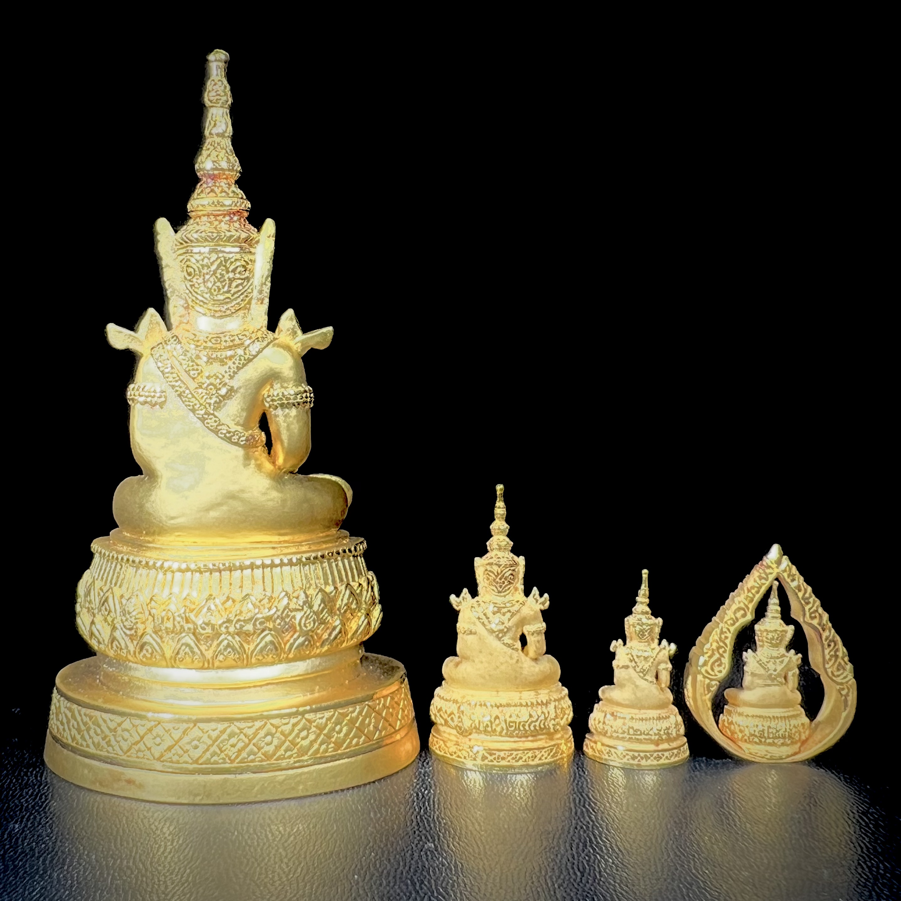 พระแก้วมรกต ภปร.(รุ่นแรก) ปี2545 จัดสร้างในมหาวโรกาส พระบาทสมเด็จพระเจ้าอยู่หัวรัชกาลที่ 9 ครบรอบ 75 พรรษา และฉลองกรุงรัตนโกสินทร์ครบ 220 ปี ครบชุดเนื้อทองคำ(รวม 4 รายการ)สุดยอดมงคลแผ่นดินที่ควรเก็บรักษา บูชาเป็นมงคลชีวิต(หายากมาก)