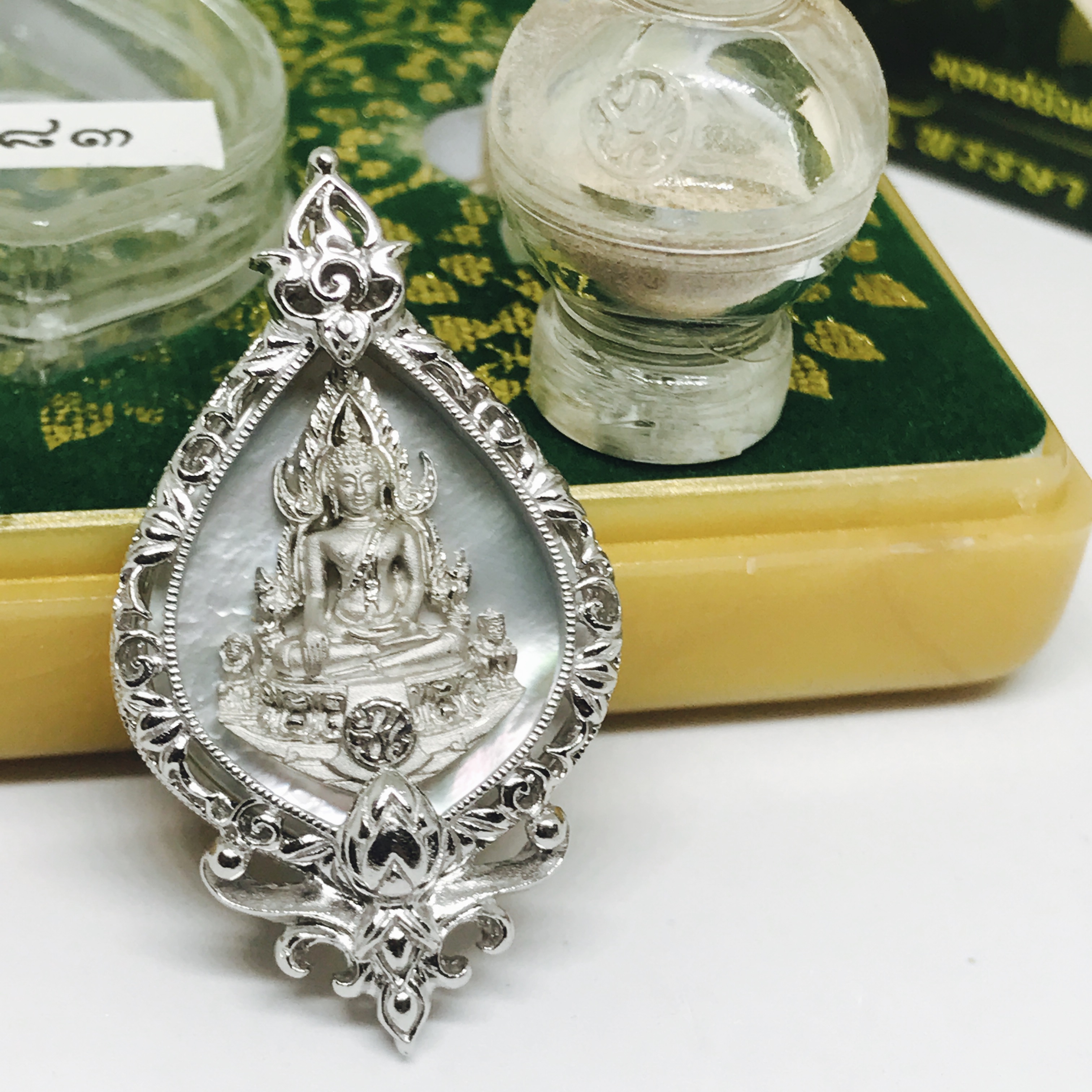 เหรียญพระพุทธชินราช(จำลอง) ภ.ป.ร. 84พรรษา ทรงหยดน้ำ เนื้อเงินชุบทองคำขาว