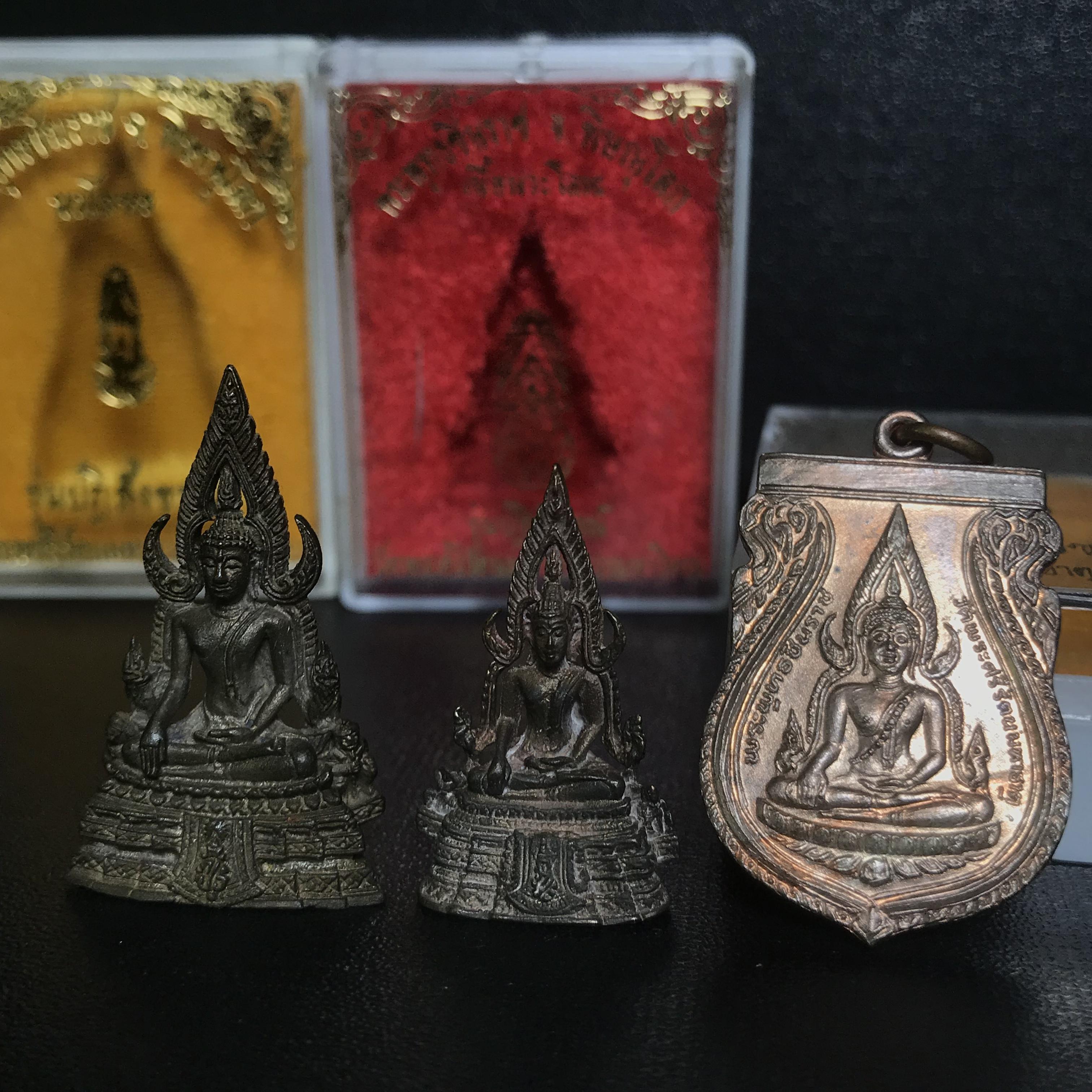 พระพุทธชินราช ภปร. รุ่นปฏิสังขรณ์ วัดพระศรีรัตนมหาธาตุวรวิหาร จ.พิษณุโลก(พระกริ่งนวโลหะใหญ่+พระกริ่งนวโลหะเล็ก+เหรียญนวโลหะเสมา)พระดี พิธีใหญ่ สวยครบสมบูรณ์