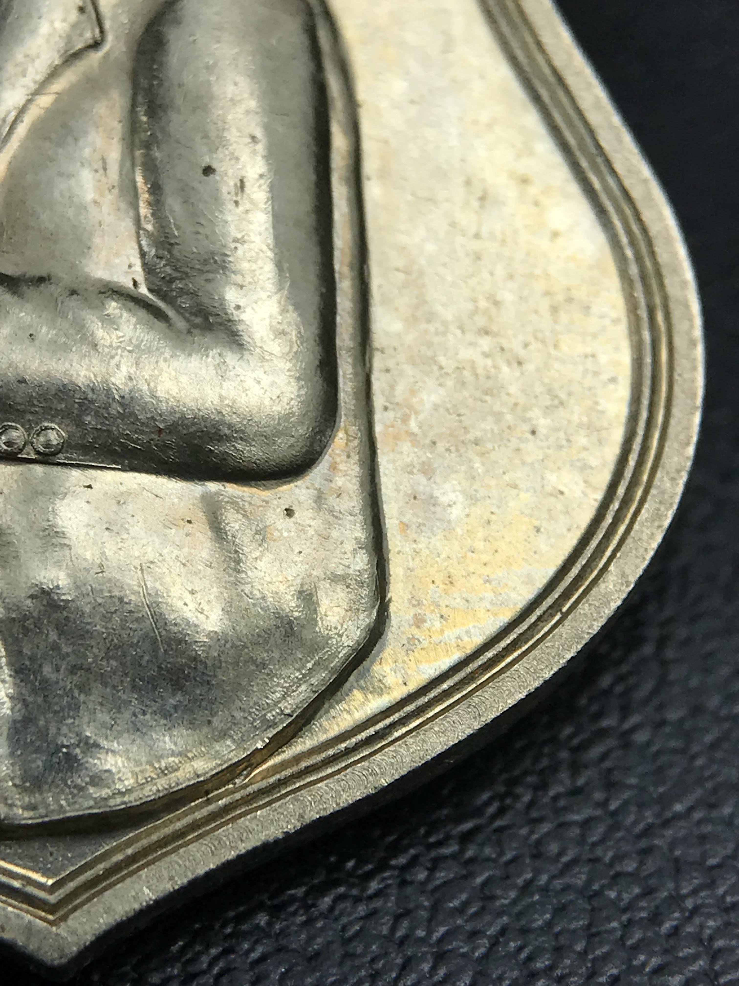 เหรียญครอบครูช่างหลวง(ในหลวงทรงดนตรี) เนื้ออัลปาก้า ปี 2550(หายาก)สุดยอดแห่งความหายากมีหมุนเวียนให้เห็นน้อยมากเป็นอีกหนึ่งรุ่นยอดนิยมของเสด็จพ่อร.9เหรียญนี้สวยมากผิวน้ำทองทั่วทั้งเหรียญ