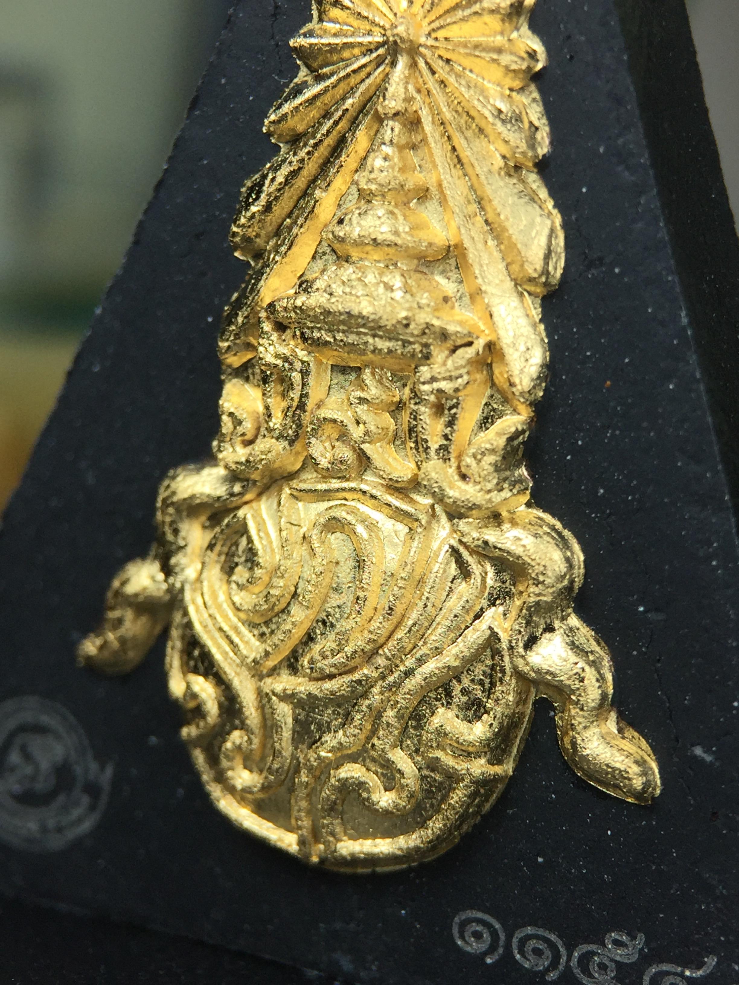 พระพุทธชินราช(จำลอง)ภปร. 84พรรษา เนื้อผงปิดทองด้านหน้า หลัง ภ.ป.ร. ยิงทอง(พระราชทานมวลสาร จิตรลดาและเส้นพระเจ้า ร.9(เส้นผม))ทรงคุณค่าอีกหนึ่งรุ่นยอดนิยม