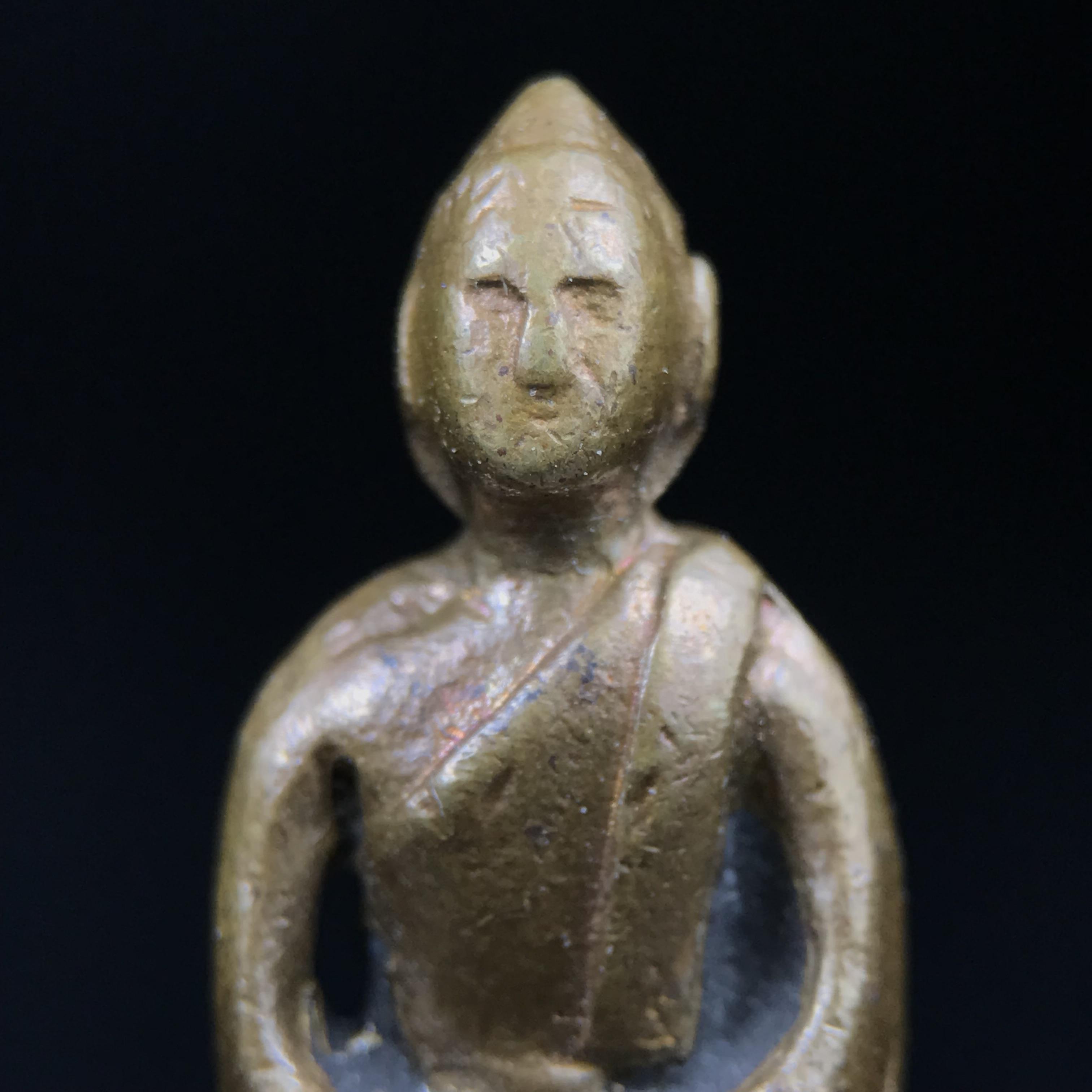 พระกริ่งฝีพระหัตถ์สมเด็จย่า ขนาดห้อยบูชาขนาดเล็ก จัดสร้างขึ้นเนื่องในวาระครบ 6 รอบ เมื่อวันที่21 ตุลาคม พ.ศ.2515(ในหลวงรัชกาลที่ 9 เสด็จพระราชดำเนินทรงเททอง)ปลุกเสกยิ่งใหญ่ เกจิ 108 รูป ร่วมปลุกเสก คัดสภาพสวยแบบนี้พบเจอน้อยมาก หมายเลขต้นๆหลักร้อย หายากมาก