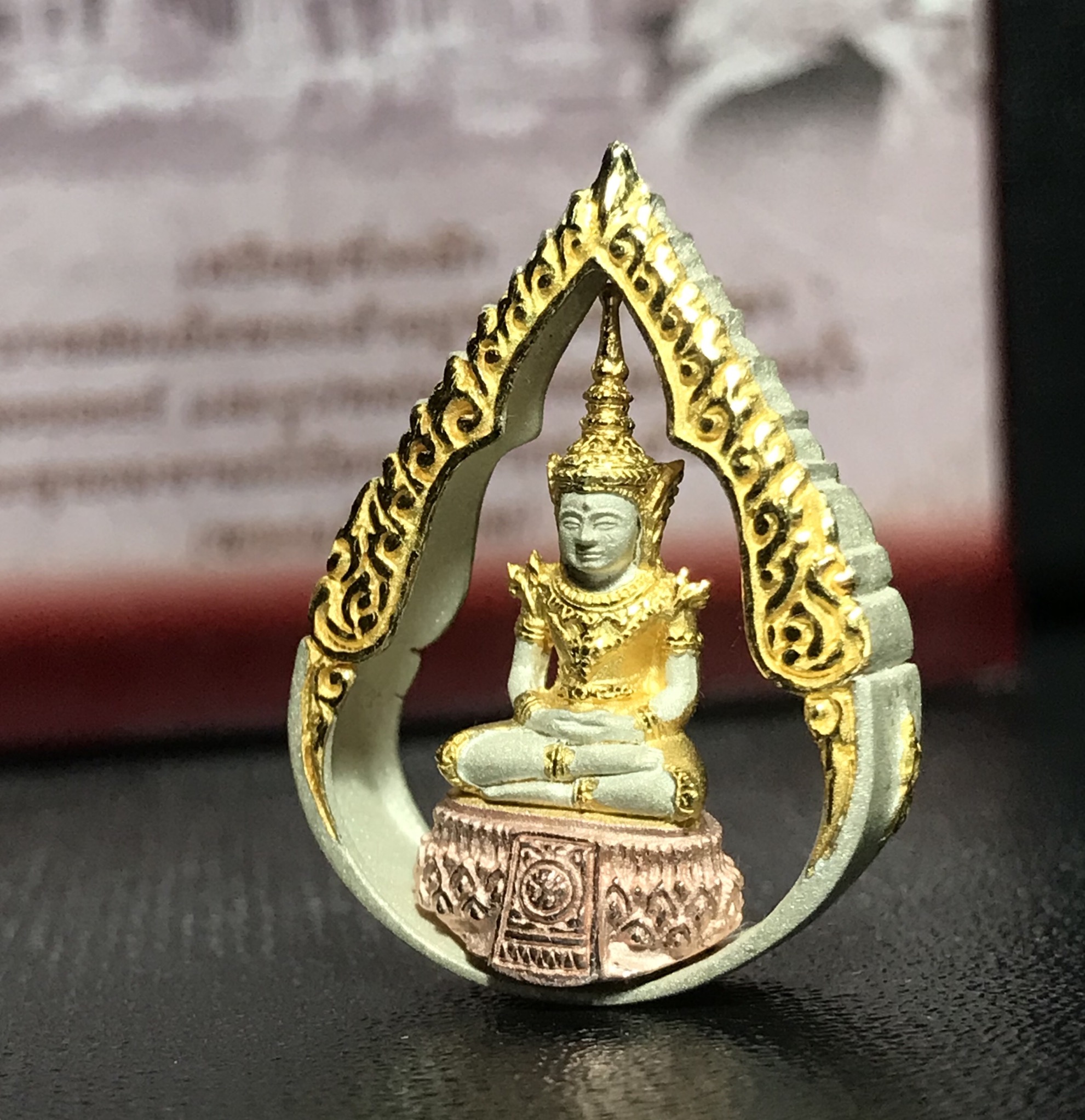 พระแก้วมรกต ภปร.(รุ่นแรก) ปี2545 รุ่นฉลองกรุงรัตนโกสินทร์ครบ 220 ปี พิมพ์ลอยองค์ทรงหยดน้ำ เนื้อเงิน3กษัตริย์