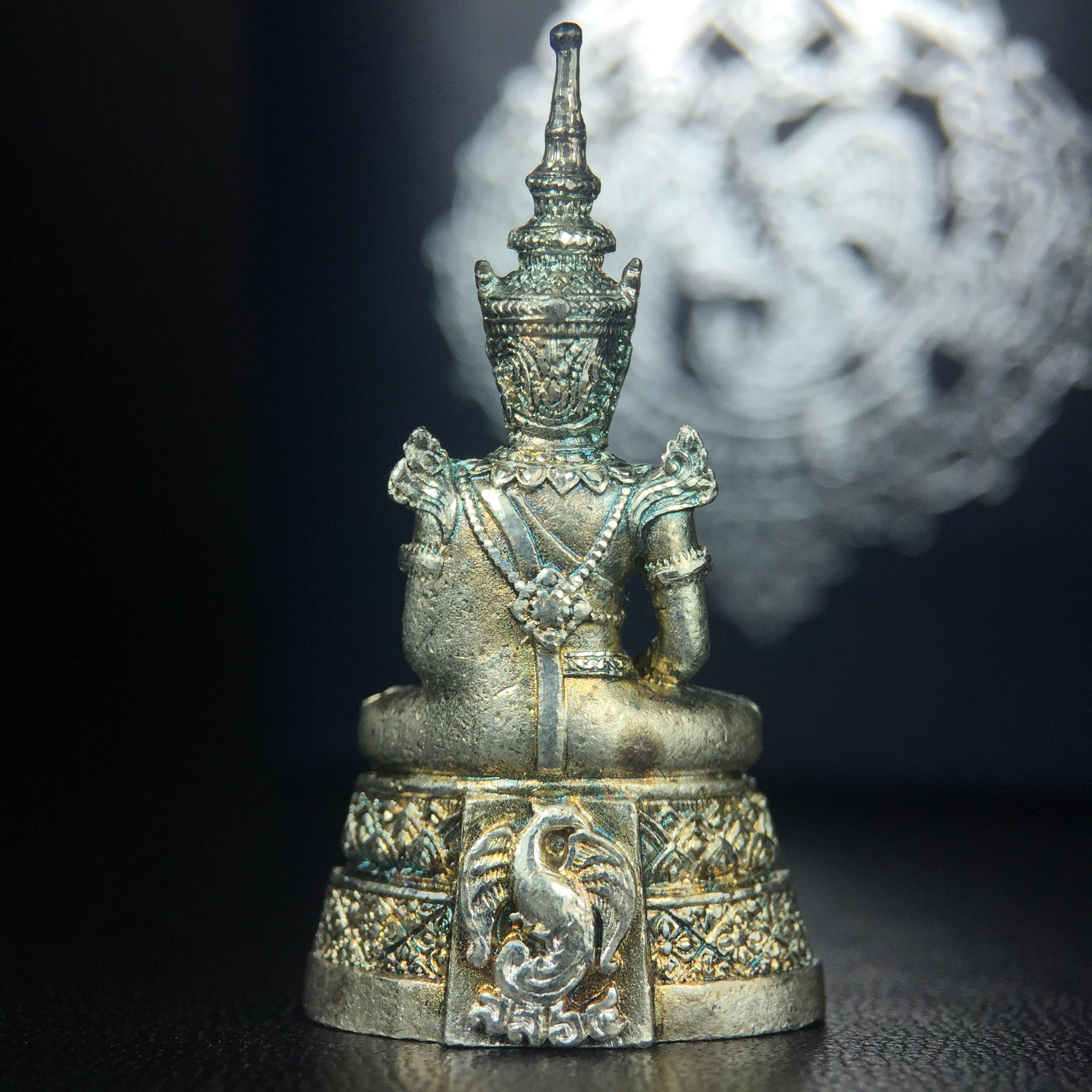 พระแก้วมรกต กรมสรรพสามิตจัดสร้างขึ้นเนื่องในโอกาสครบรอบ 64 ปีของกรมสรรพสามิต และเนื่องในวโรกาสที่พระบาทสมเด็จพระเจ้าอยู่หัวทรงครองราชย์ครบ50ปีเมื่อ พ.ศ.2539 เนื้อเงินทรายนวลขัดเงา(ผิวเดิมๆขึ้นสีรุ้งธรรมชาติสวย(สเน่ห์พระเนื้อเงินสีสันที่ธรรมชาติสรรค์สร้าง)