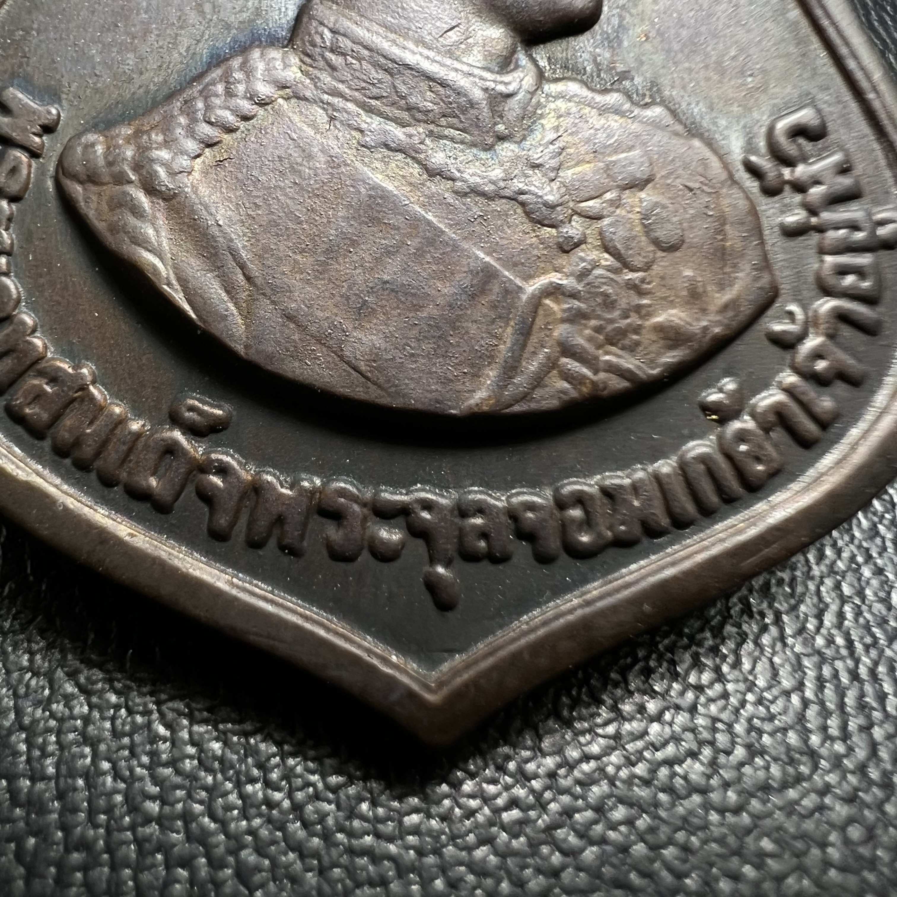 เหรียญรัชกาลที่ 5 ครบรอบ 80 ปี โรงเรียนนายร้อยพระจุลจอมเกล้า ปี2510(รุ่นเเรก) เนื้อทองแดง(คัดสวยสภาพเหรียญสวย สวย แบบนี้ปัจจุบันหายากมากแล้ว)หลวงปู่ทิม , หลวงปู่โต๊ะ และเกจิมีชื่อในยุคต้นปี 2500 หลายรูปร่วมปลุกเสก (พระดี ปีลึก พิธีใหญ่)