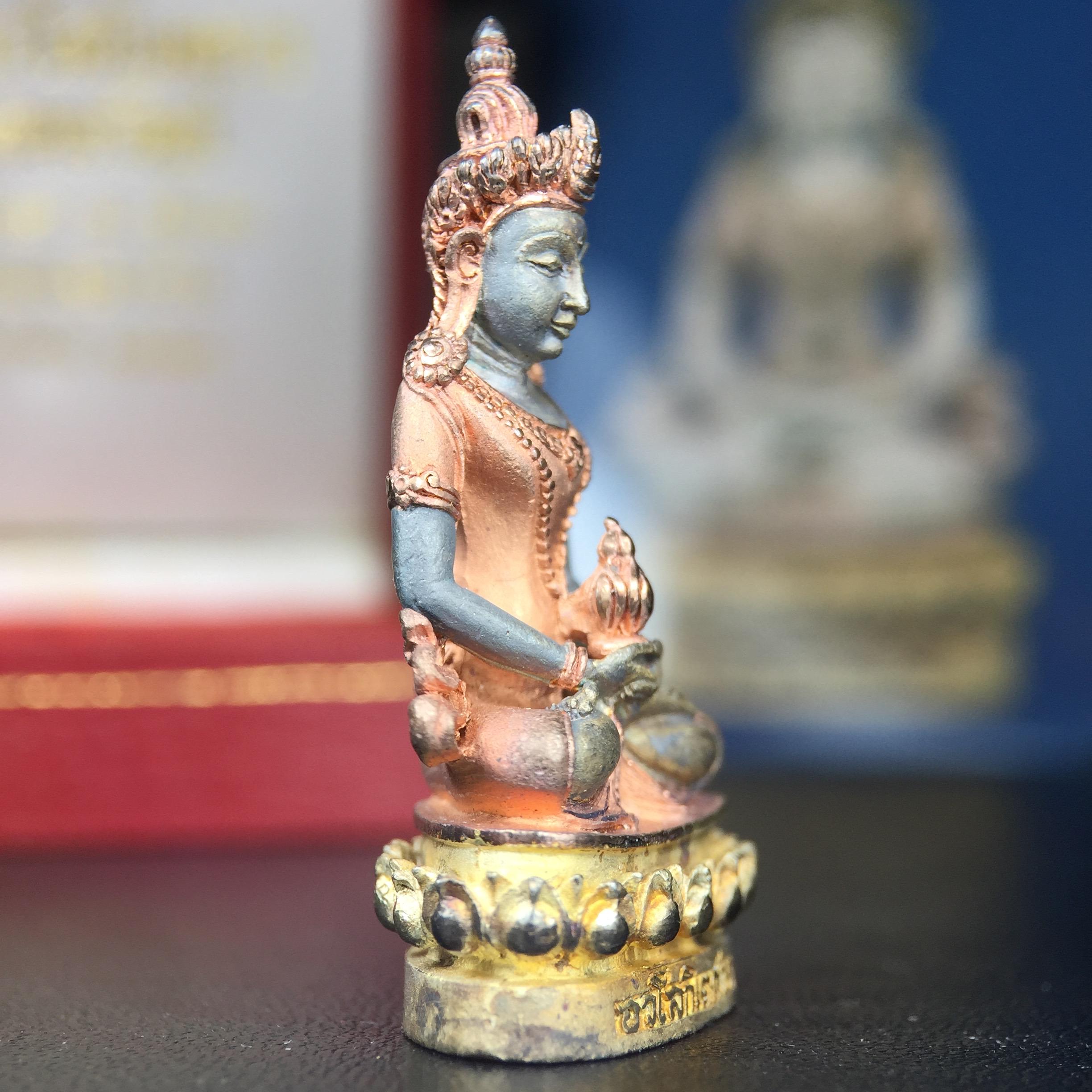 พระกริ่งอวโลกิเตศวร ( เจ้าแม่กวนอิม ) วัดโพธิ์แมนคุณาราม รุ่นอุดมโภคทรัพย์ พ.ศ.2539 เนื้อเงิน 3 กษัตริย์ พ่นทราย(ผิวเดิม ขึ้นสีรุ้งธรรมชาติ แบบนิยม เสน่ห์ของพระเนื้อเงิน) (พร้อมกล่องบรรจุการ์ดใบรับรองเดิมครบ) (อีกหนึ่งรุ่นยอดนิยม พุทธศิลป์สวยงดงาม)