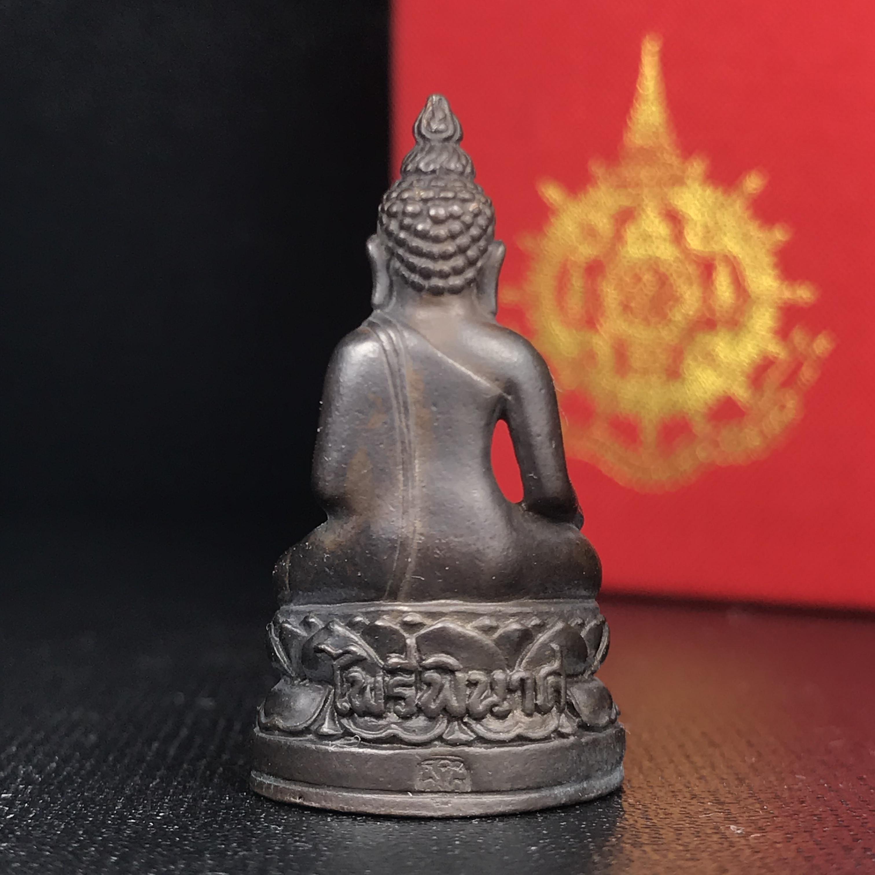 พระกริ่งไพรีพินาศ เฉลิมพระเกียรติ พระบาทสมเด็จพระเจ้าอยู่หัวรัชกาลที่9 พระชนมพรรษา 6 รอบ ปี2542 เนื้อนวโลหะผสมทองคำ(บรรจุเหล็กไหล)ดีนอก-ดีใน