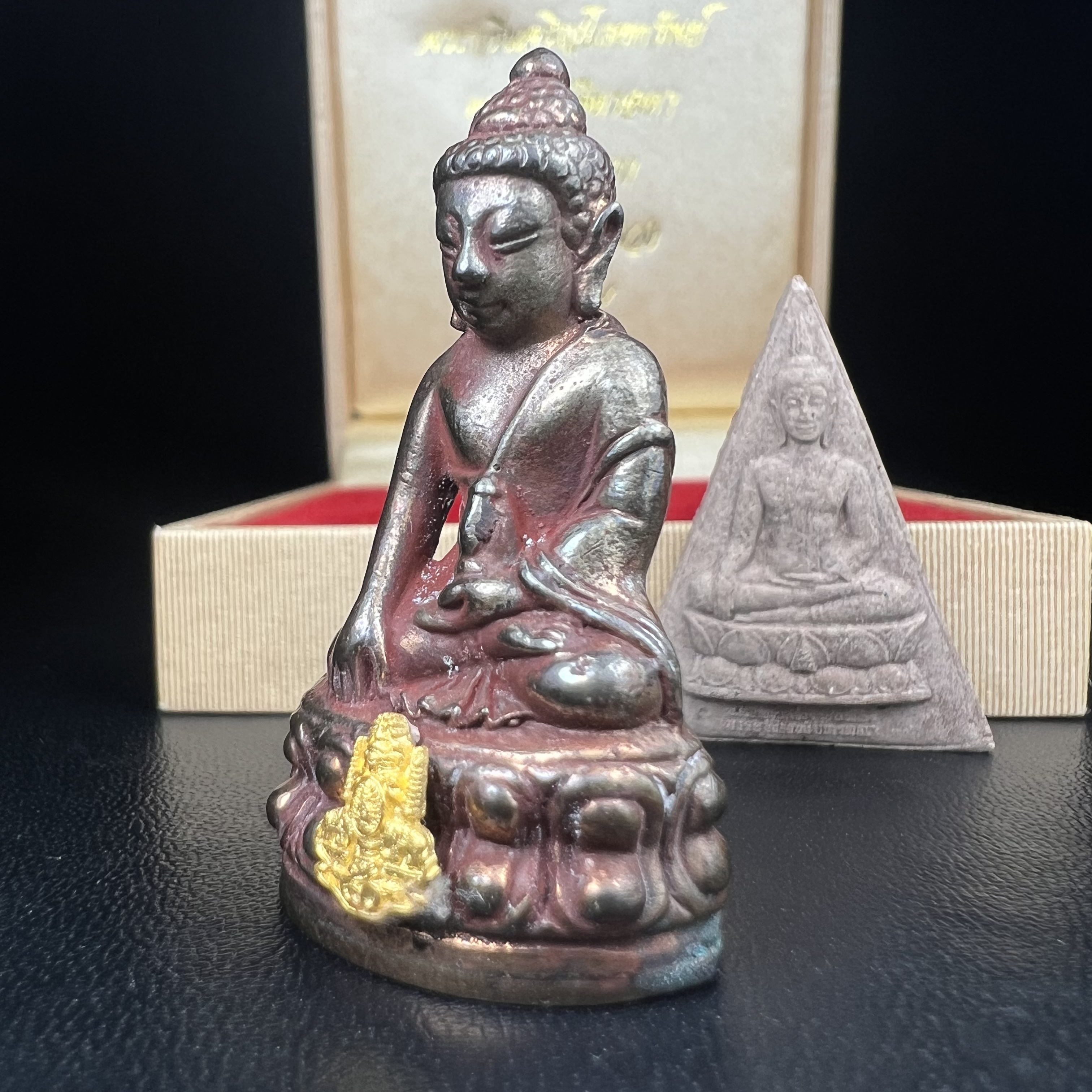 พระกริ่งเจริญโภคทรัพย์ พระพิมพ์จิตรลดา ที่ระลึกโครงการหลวง ปี 2539 ฉลองครองราชสมบัติครบ 50 ปี รัชกาลที่ 9 ตรากาญจนาภิเษกทองคำ(เนื้อทองคำแท้)(ชุดกรรมการหายาก)(สภาพผิวยาขัดแดงๆติดเต็มๆสวยเดิม ผิวแบบนี้พบเจอน้อย))(1ใน1999ชุด)