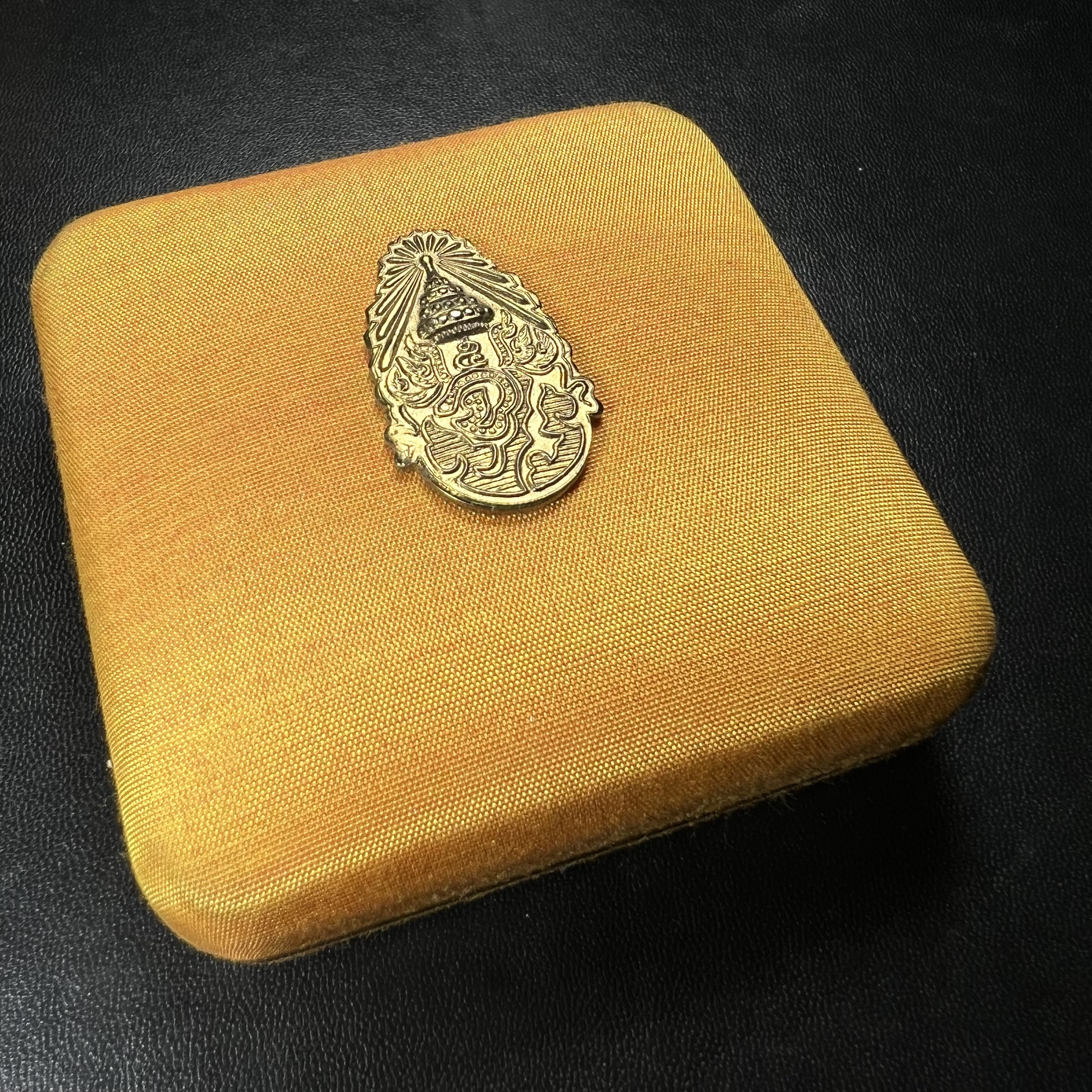 เหรียญรัชกาลที่ 5 หลัง 12 นักษัตริย์ รุ่นมหาลาภ ปี 2539 เนื้อเงินขัดเงา บล็อกนอก(เพิร์ธ)ออสเตรเรีย ขนาด 3.2 ซ.ม. กล่องบรรจุเดิมครบสมบูรณ์สวยงาม พิธีพุทธาภิเษก ณ.พระอุโบสถ วัดพระแก้ว สมเด็จพระญาณสังวร สมเด็จพระสังฆราช เป็นประธานพิธี