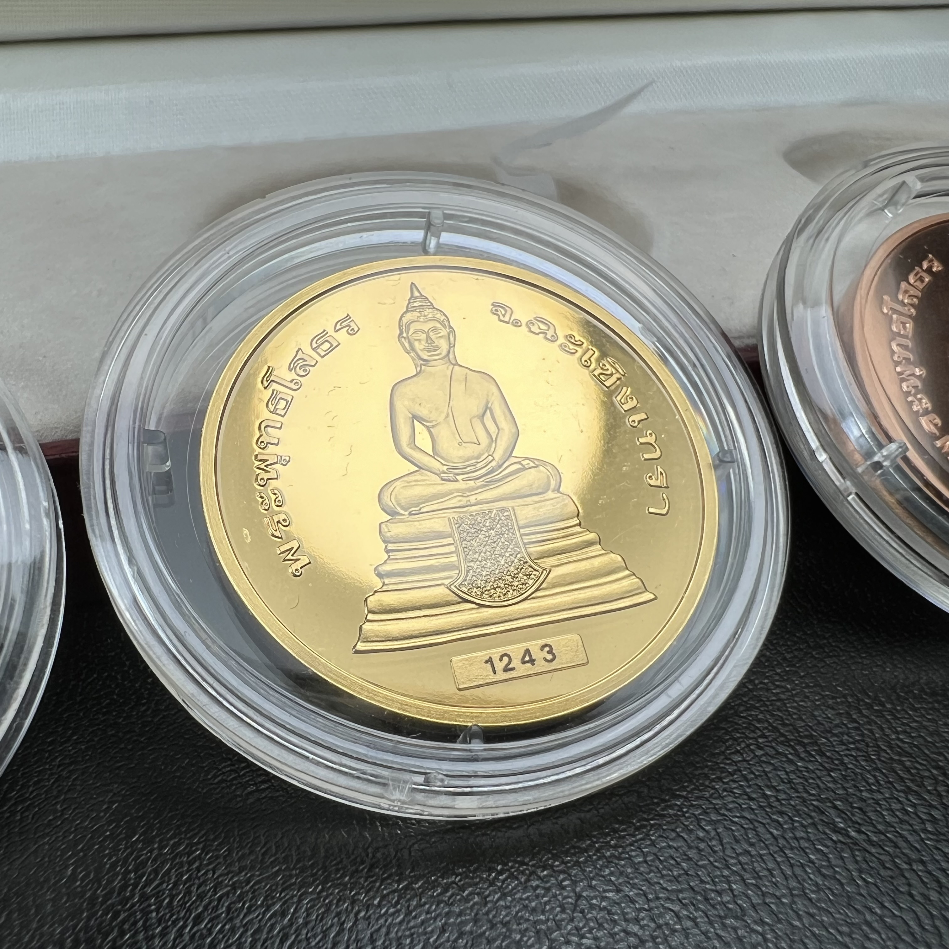 เหรียญพระพุทธโสธร-สมเด็จพระปิยมหาราช รุ่นกาญจนาภิเษก วัดสุทัศน์เทพวราราม ปี2538 ครบชุดสามกษัตริย์ 1 ชุดมี 3 เนื้อ (เงินขัดเงา+กะไหล่ทองขัดเงา+ทองแดงบริสุทธิ์ขัดเงา) ขนาด 27 มม. ครบชุดพิมพ์ใหญ่หมายเลขเดียวกันพร้อมกล่องและใบรับรองเดิม(1ใน 2000 ชุดหายาก)