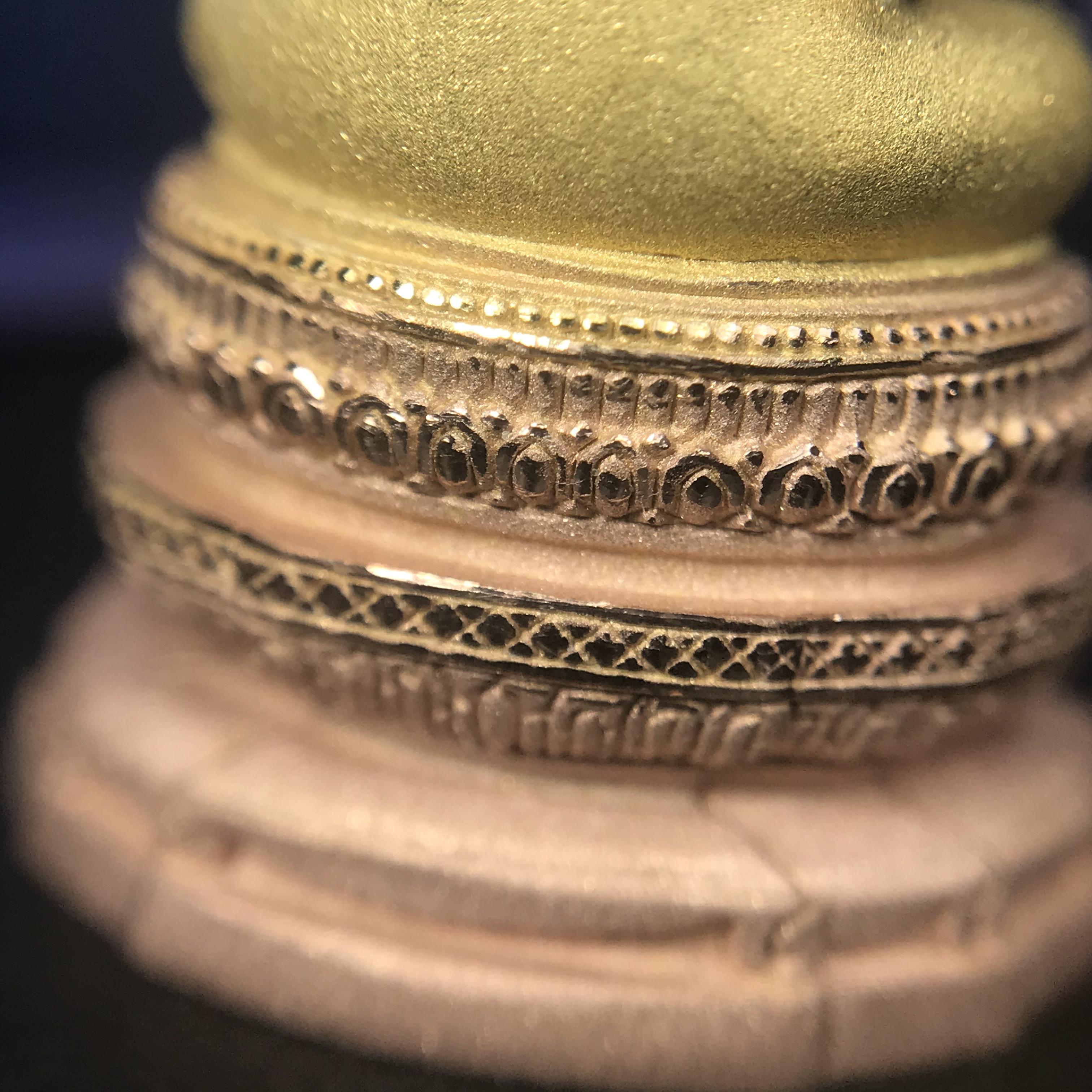 พระแก้วมรกต ภปร. ปี2547 จัดสร้างโดย รพ.ภูมิพลฯ เนื้อเงิน (3 กษัตริย์)ลอยองค์ หน้าตัก 1/2 นิ้ว (สภาพสวย กล่องบรรจุเดิมครบสมบูรณ์) (1ใน3000องค์)องค์หมายเลขมหามงคล 999 (ตองเก้า)เจริญเก้าหน้าในทุกด้าน