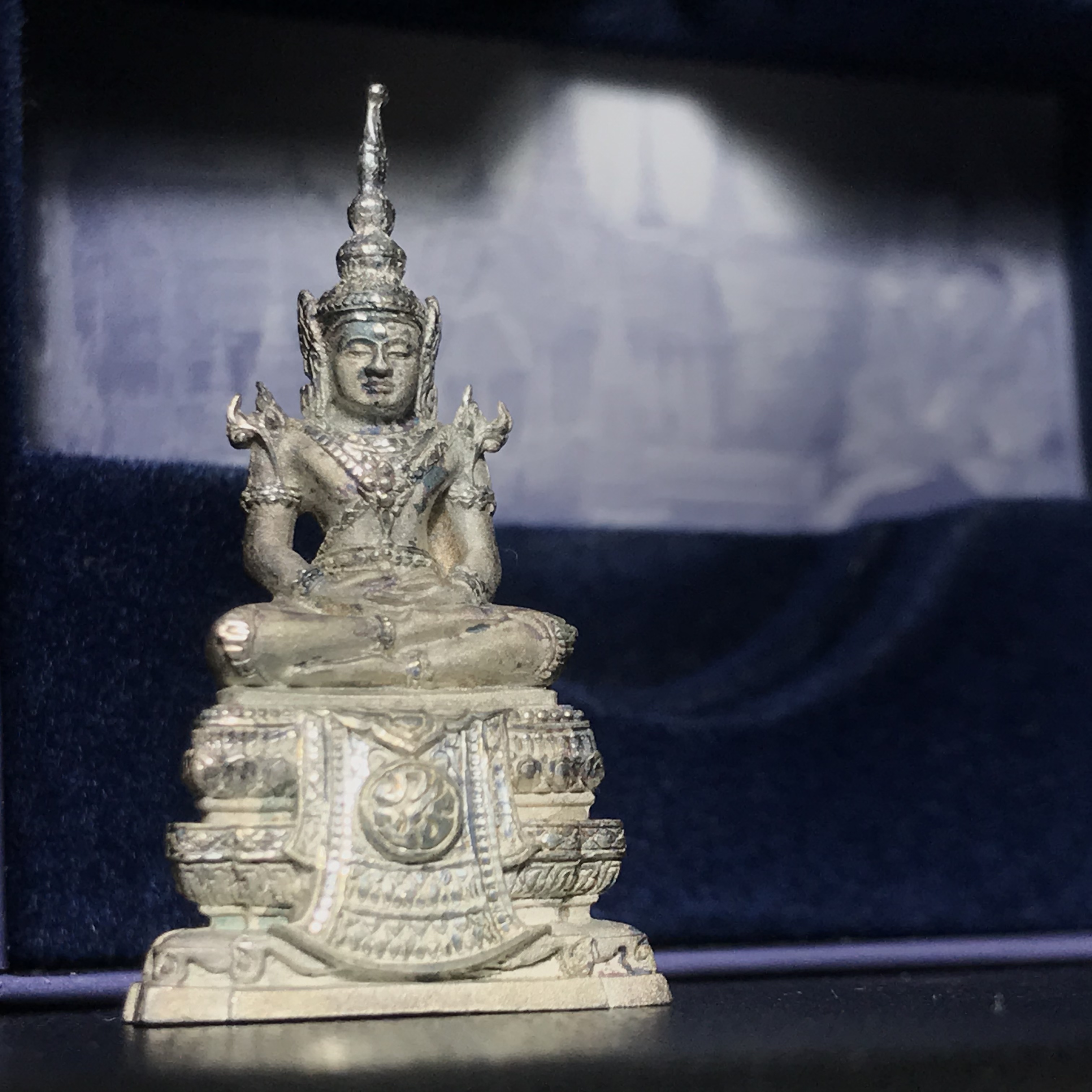 พระแก้วมรกต ภปร.หน้าตัก 1/2 นิ้ว จัดสร้างโดย รพ.ภูมิพลฯ ปี2547 ลอยองค์เนื้อเงิน(1ใน3000องค์)(หายาก)