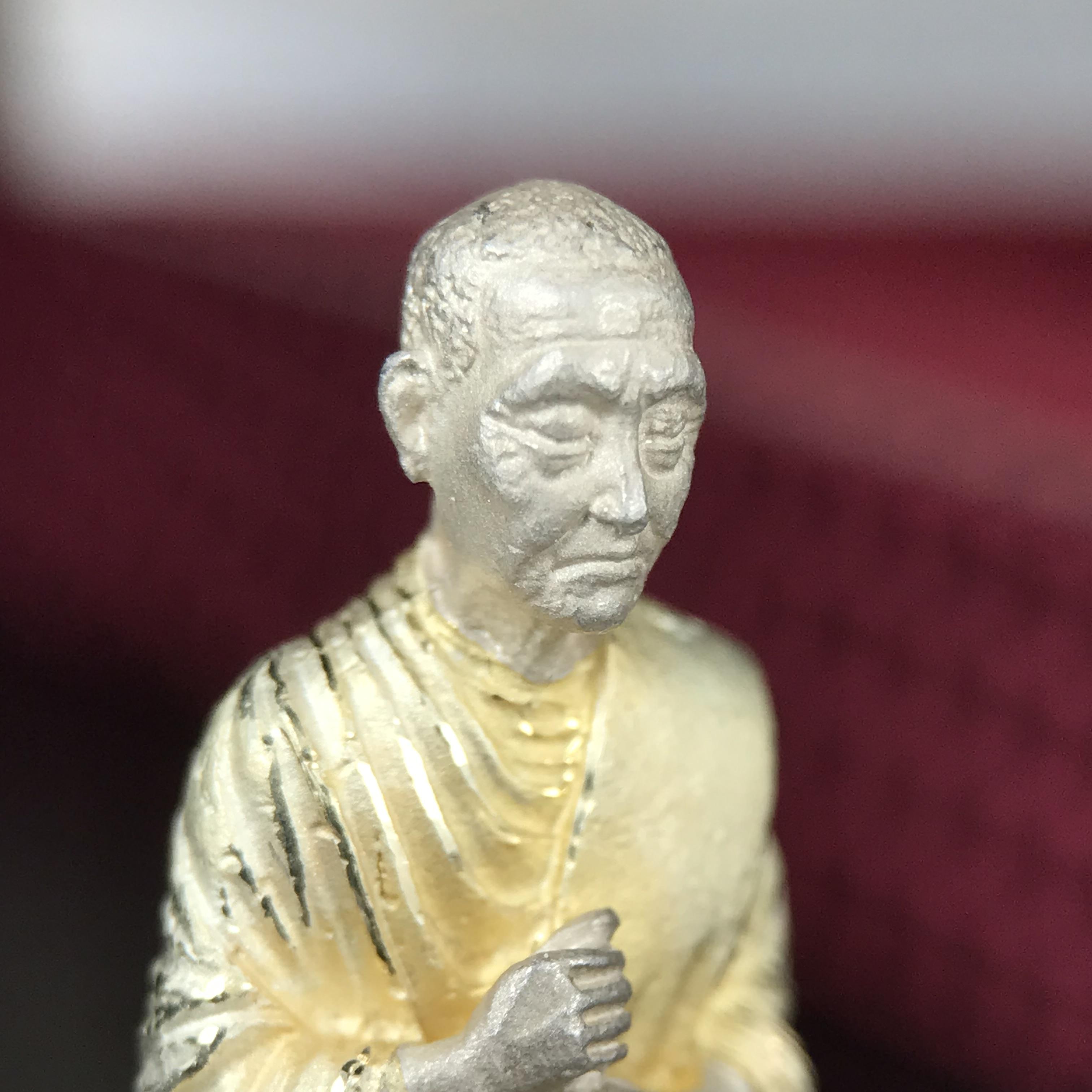 รูปเหมือนสมเด็จพระพุฒาจารย์ (โต พรหมรังสี)วัดใหม่อมตรส บางขุนพรหม ปี2540 รุ่นกาญจนาภิเษก จัดสร้างในวโรกาสที่รัชกาลที่ 9 ทรงครองสิริราชสมบัติ ครบ 50ปี ลอยองค์พิมพ์ใหญ่ เนื้อเงินบริสุทธิ์ 99.9% แบบชุบสามกษัตริย์ขัดเงาบางส่วน พร้อมกล่องบรรจุเดิมครบ