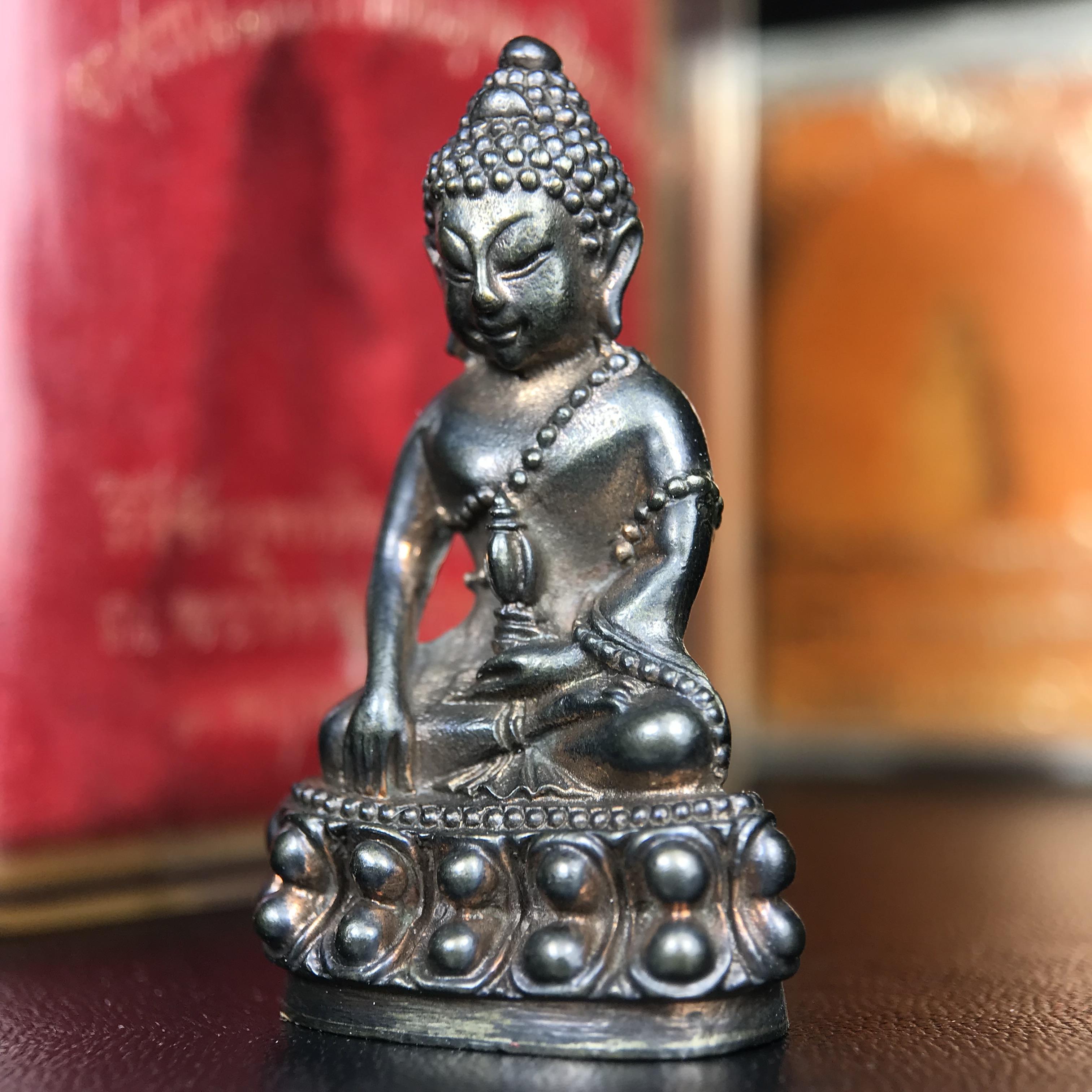 พระกริ่งนเรศวรพระองค์ดำ + พระชัยวัฒน์พระองค์ดำ อนุสรณ์ 100 ปี พิษณุโลกพิทยาคม (โรงเรียนชาย) พิธีจักรพรรดิมหาพุทธาภิเษก ปี 2542 เนื้อนวโลหะ(เต็มสูตรแก่ทองคำ) พิธีใหญ่มวลสารดีเกจิอาจารย์ยอดนิยมร่วมปลุกเสก*** ตอกโค้ดและหมายเลข*** 1 ใน 4999 องค์ ยอดนิยมหายาก