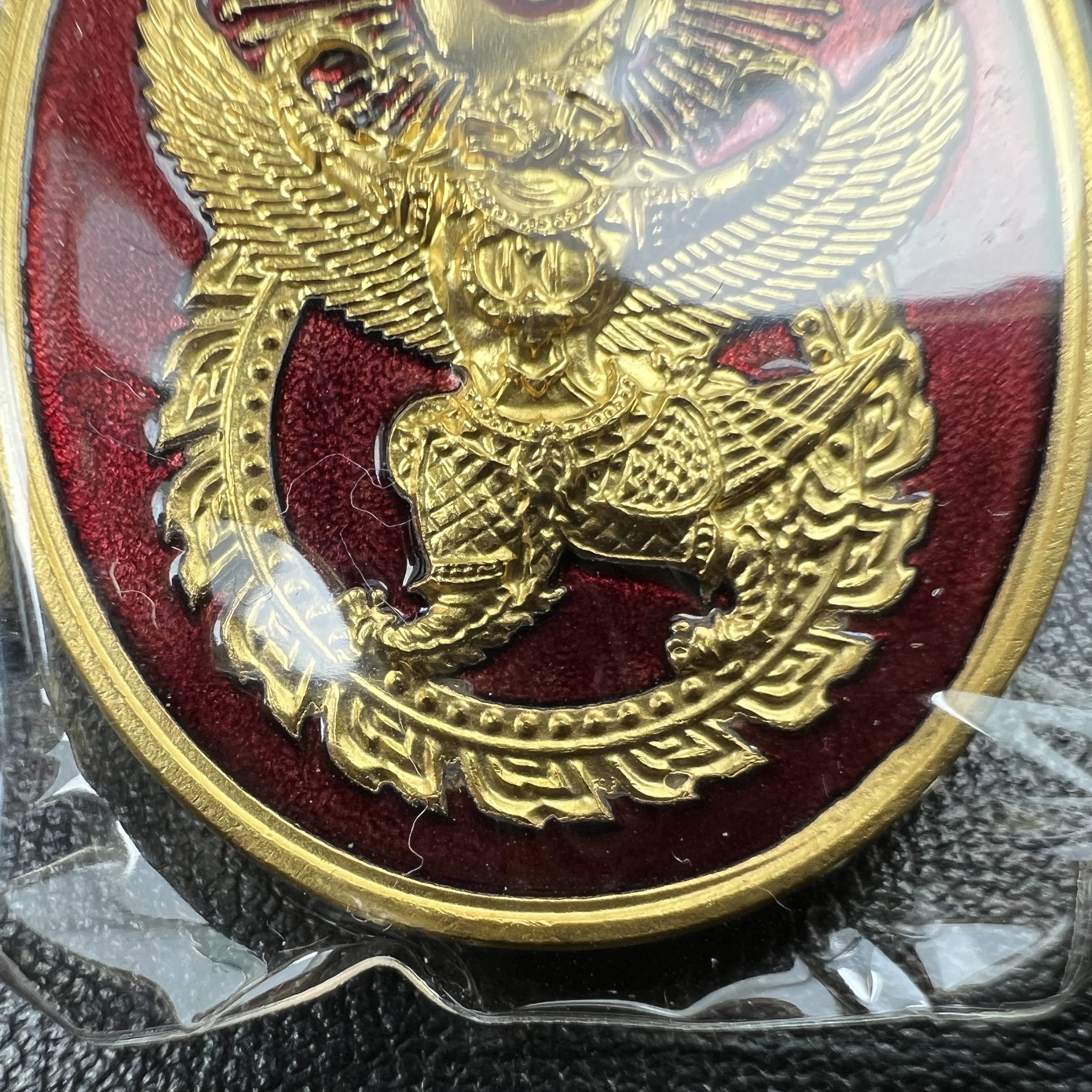 เหรียญครุฑดวงตรามหาเดช หลังยันต์มงกุฏพระเจ้า วัดตรีทศเทพวรวิหาร ปี2553 เนื้อกะไหล่ทองลงยาแดง(สภาพสวยซีนซองเดิมกล่องบรรจุเดิม)ดวงตราแห่งชัยชนะ ความสำเร็จ เจริญรุ่งเรือง แก้อาถรรพ์ ต่างๆ