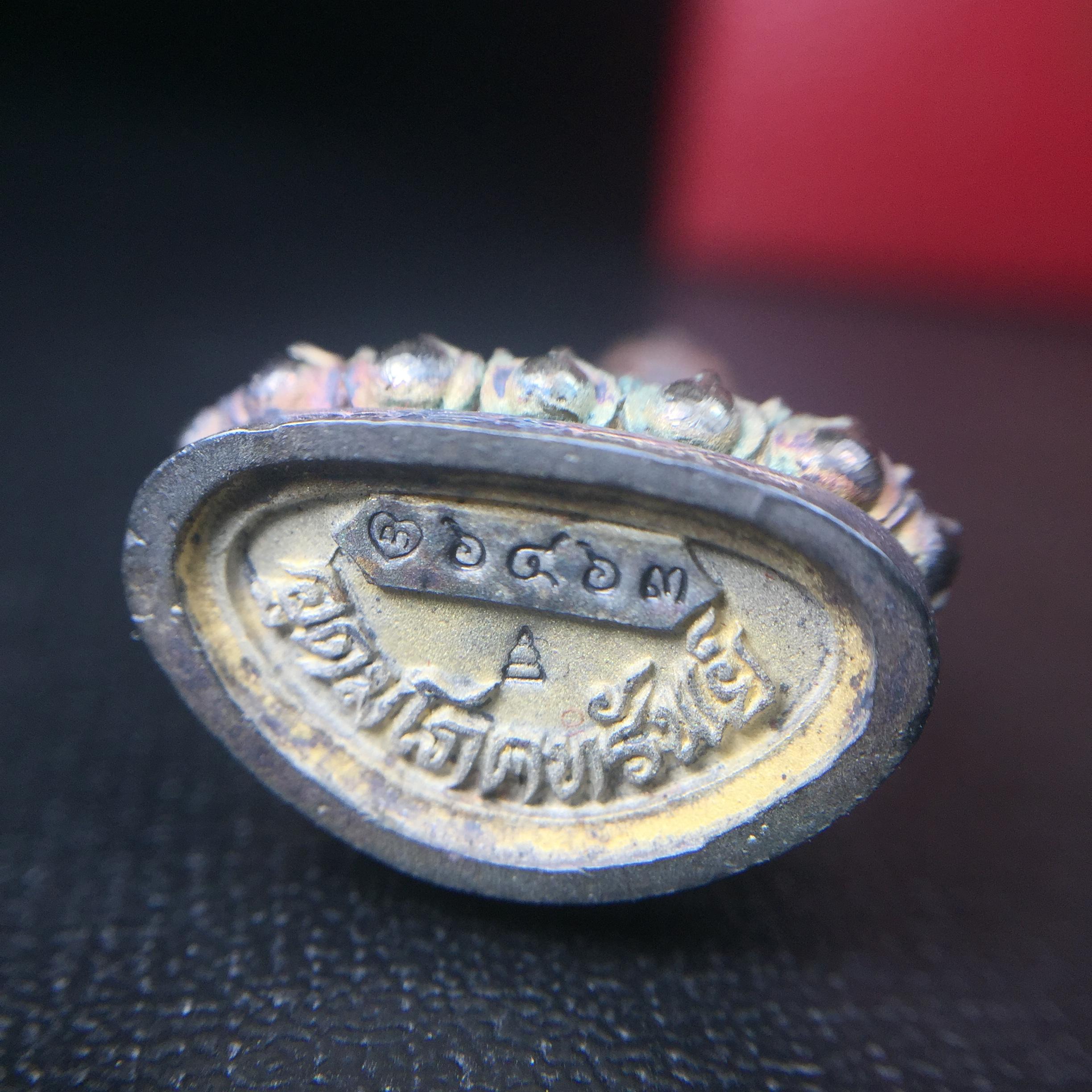 พระกริ่งอวโลกิเตศวร ( เจ้าแม่กวนอิม ) วัดโพธิ์แมนคุณาราม เนื้อเงิน 3 กษัตริย์ พ่นทราย(ผิวเดิม ขึ้นสีรุ้งธรรมชาติ แบบนิยม เสน่ห์ของพระเนื้อเงิน) รุ่นอุดมโภคทรัพย์ พ.ศ.2539(อีกหนึ่งรุ่นยอดนิยม พุทธศิลป์สวยงดงาม)