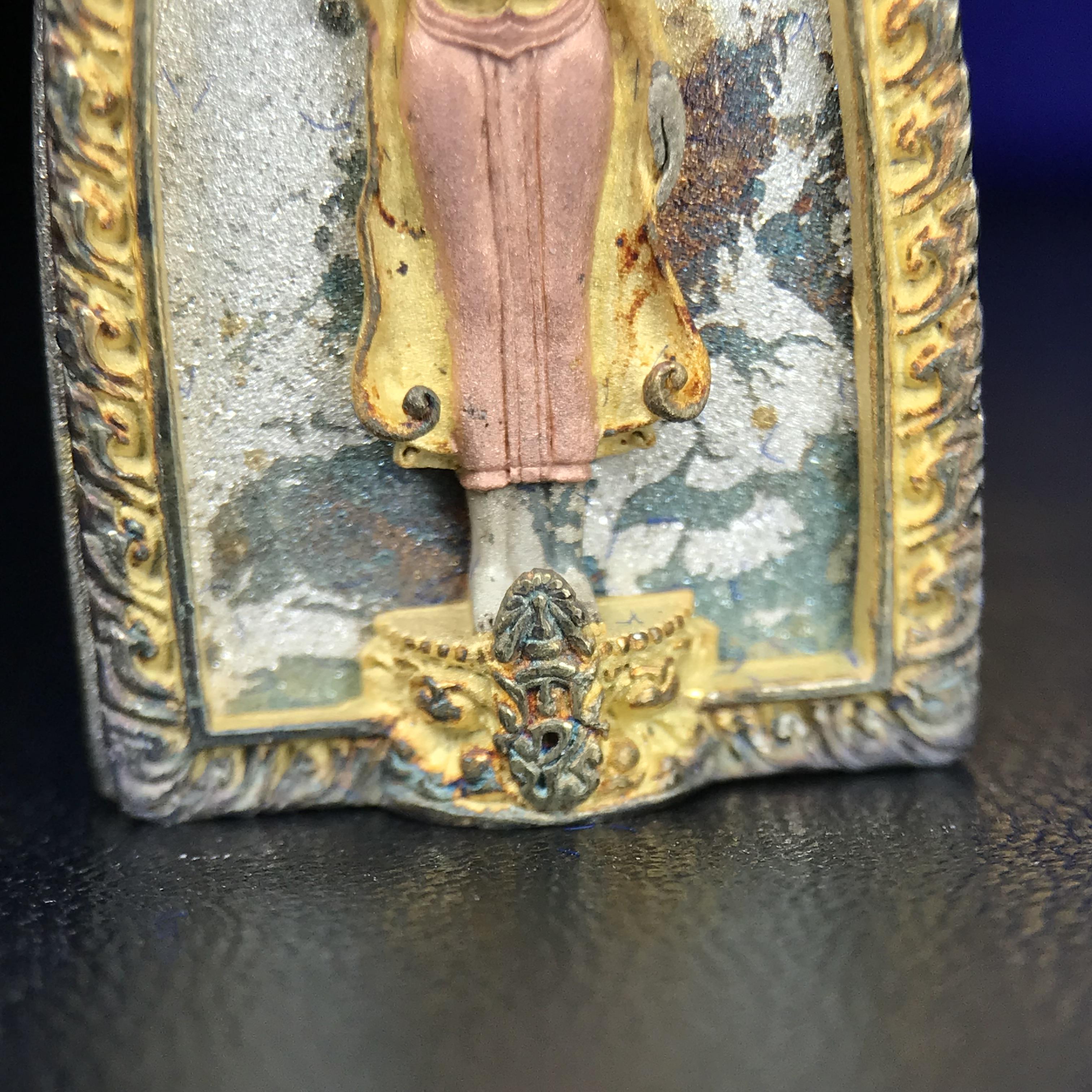 พระพุทธกาญจนพรสยามภูมิ ภปร. ปี 2539 เนื้อเงินสามกษัตริย์พื้นทรายประกาย(ผิวเดิมสวย) พิมพ์ทรงใบขนุน ขนาด3.2ซม. พระพุทธรูปประจำพระชนมวาร รัชกาลที่9 จัดสร้างในวโรกาสทรงครองสิริราชสมบัติครบ50ปี(องค์หมายเลขมหามงคลเลข ๙๙๙(เจริญก้าวหน้าในทุกด้าน)(1 ใน 5000 องค์)