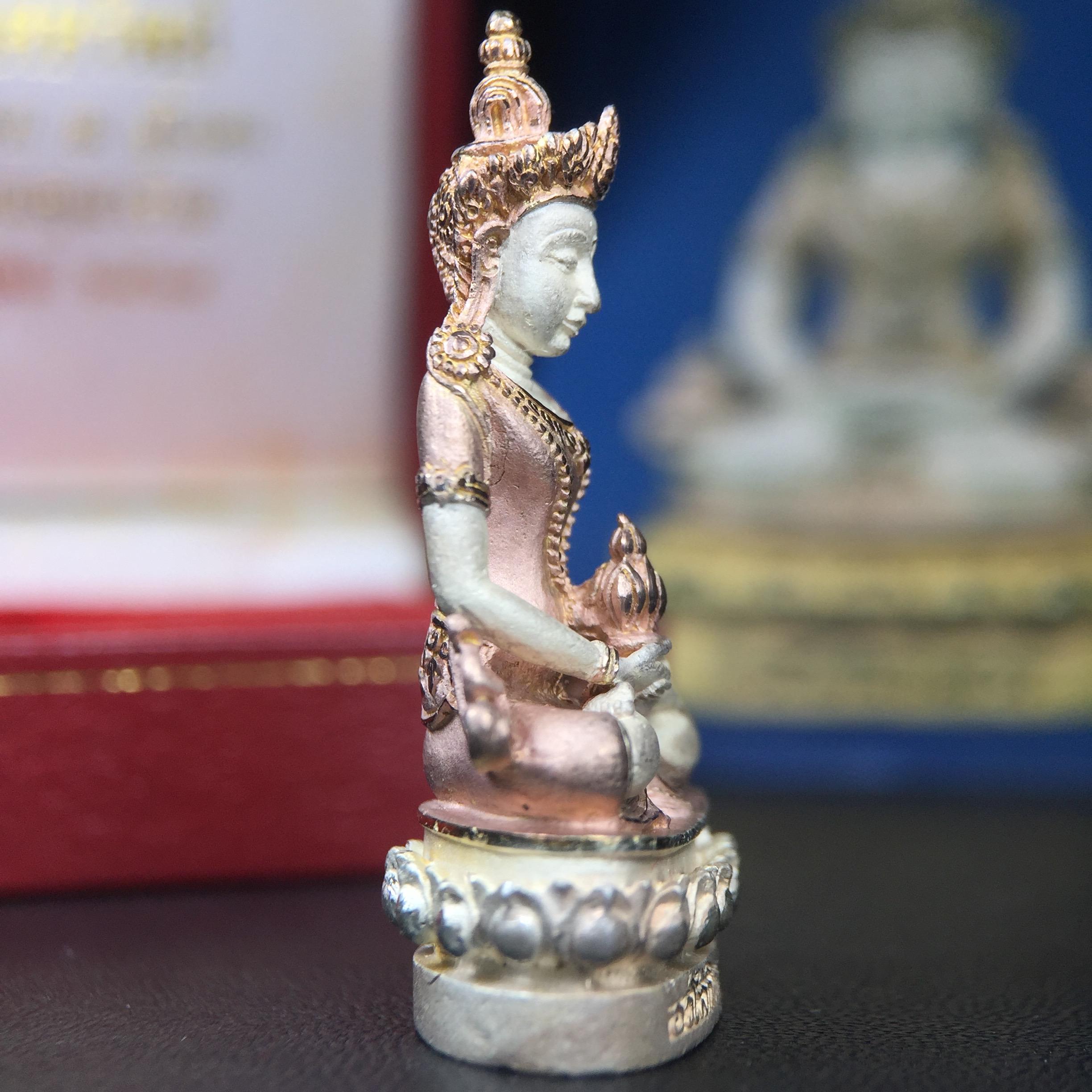 พระกริ่งอวโลกิเตศวร ( เจ้าแม่กวนอิม ) วัดโพธิ์แมนคุณาราม เนื้อเงิน 3 กษัตริย์ พ่นทราย รุ่นอุดมโภคทรัพย์ พ.ศ.2539(พร้อมกล่องบรรจุการ์ดใบรับรองเดิมครบ) (อีกหนึ่งรุ่นยอดนิยม พุทธศิลป์สวยงดงาม)