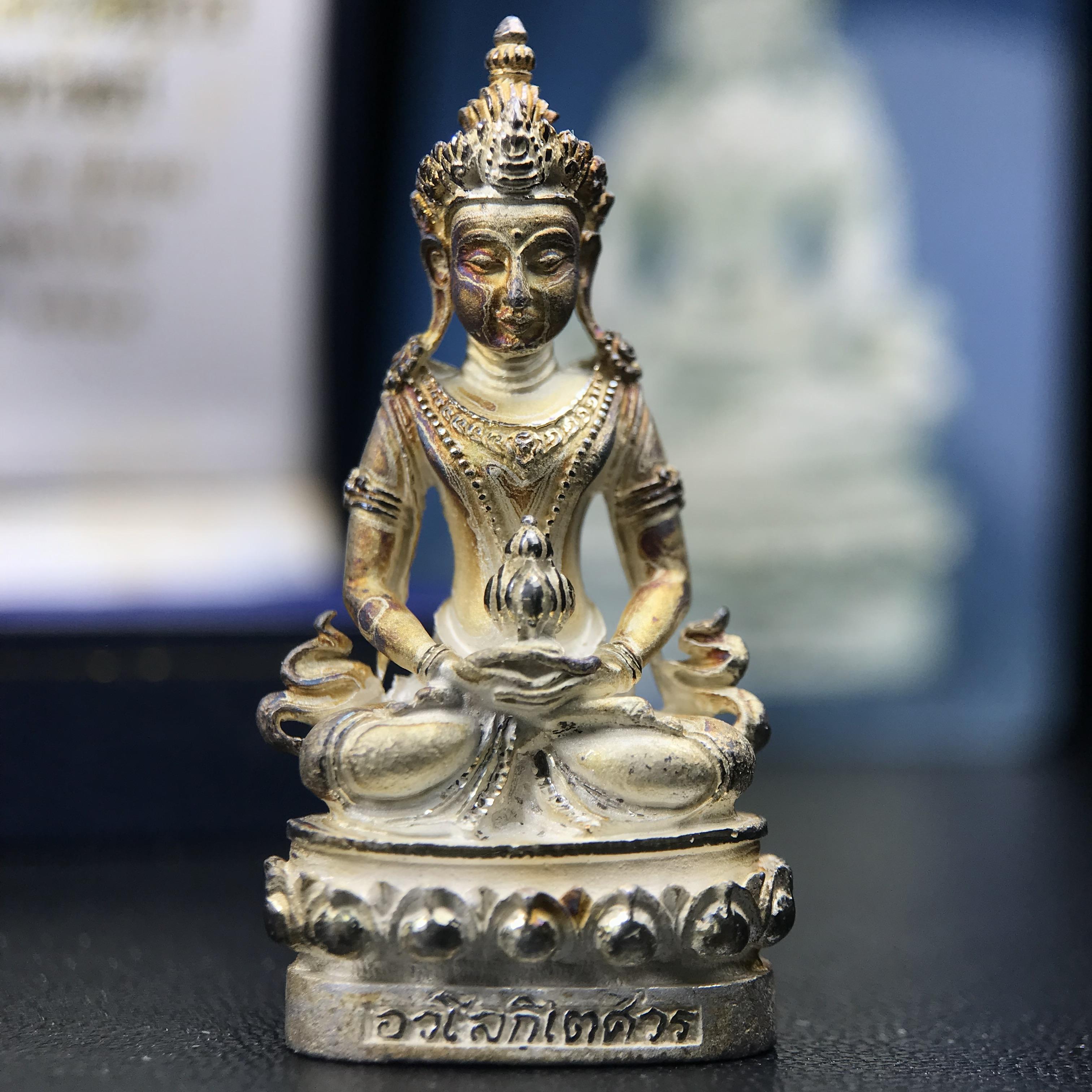 พระกริ่งอวโลกิเตศวร ( เจ้าแม่กวนอิม ) วัดโพธิ์แมนคุณาราม รุ่นอุดมโภคทรัพย์ พ.ศ.2539 เนื้อเงินพ่นทราย(ผิวเดิม ขึ้นสีรุ้งธรรมชาติ แบบนิยม เสน่ห์ของพระเนื้อเงิน) (พร้อมกล่องบรรจุการ์ดใบรับรองเดิมครบ)(อีกหนึ่งรุ่นยอดนิยม พุทธศิลป์สวยงดงาม)หายาก 1 ใน 5000 องค์