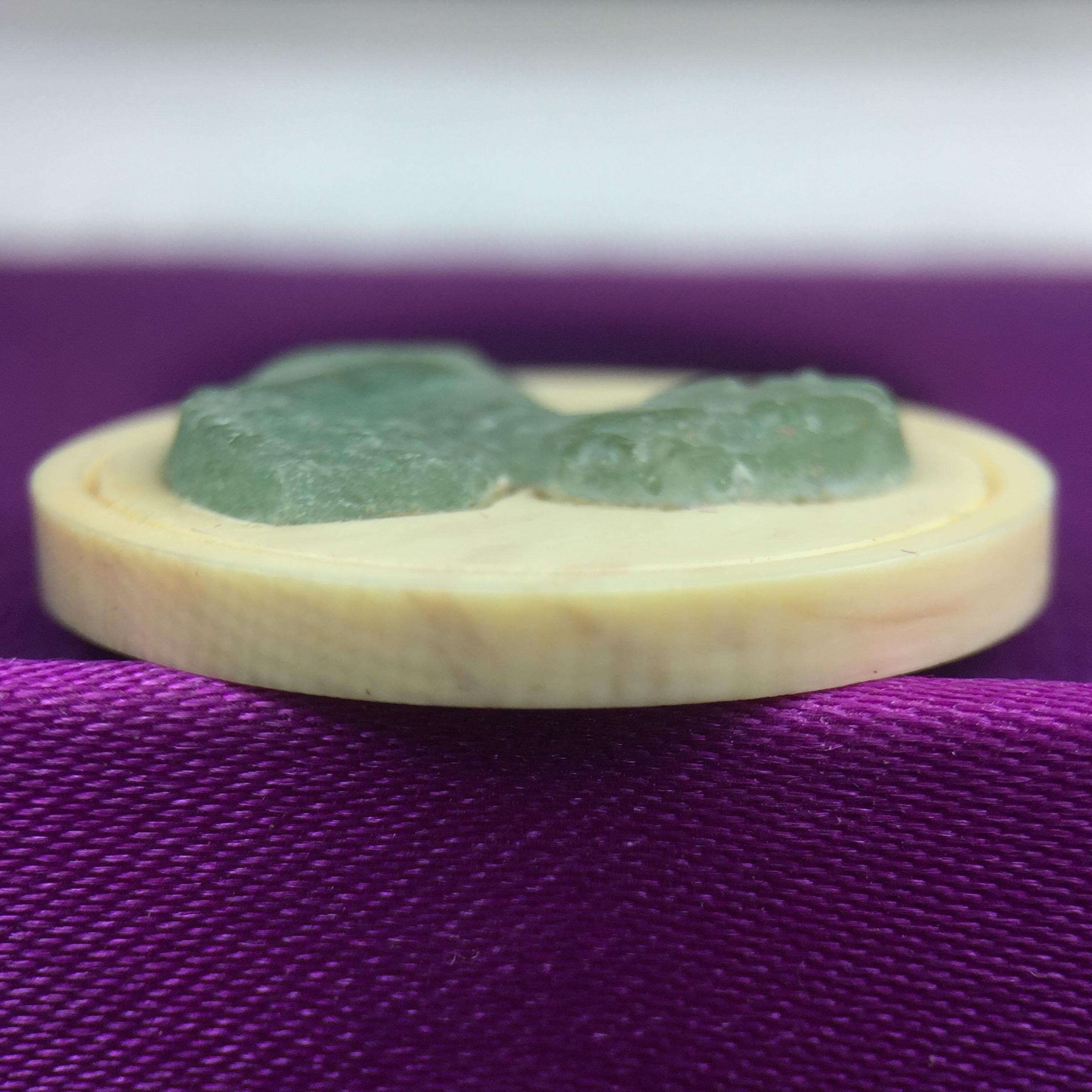 เหรียญรัชการที่ 5 แมมมอธหมื่นปี(หยก)หน้ากากแกะสลักจากเนื้อหยกแท้ มูลนิธิศรีรัตนโกสินทร์ 2 กรกฏาคม 2543 พิธีมังคลาภิเษก ณ พระอุโบสถวัดพระเชตุพนวิมลมังคลาราม(วัดโพธิ์)พร้อมด้วยเกจิอาจารย์ 108รูป(พิธีใหญ่)สภาพสวยพร้อมกล่องบรรจุเดิมครบ(วาระหายาก พบเจอน้อยมาก)