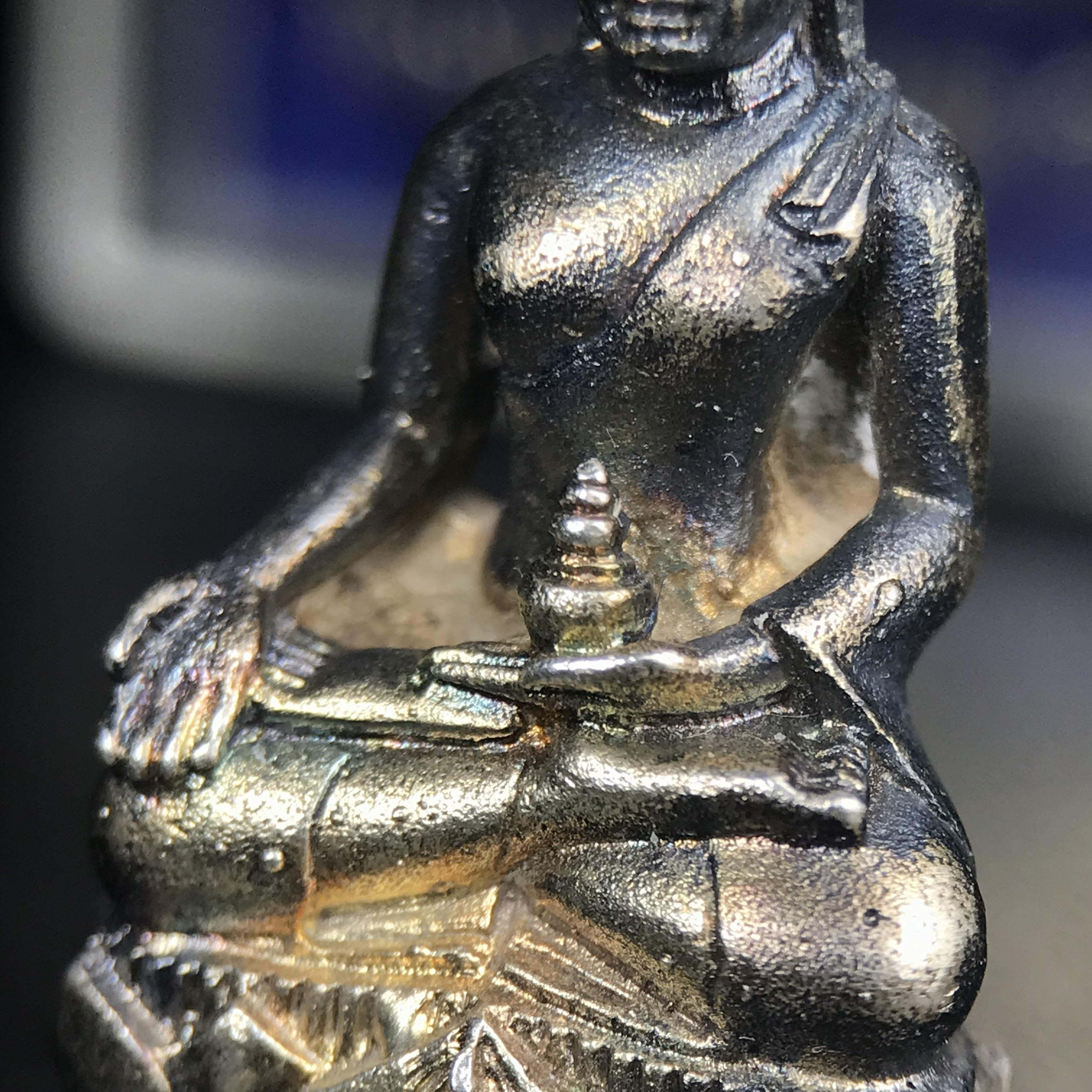 พระกริ่งไพรีพินาศ ภปร. รุ่นแรกของประเทศไทย วัดปทุมวนาราม ปี 2535 เนื้อเงิน(ผิวเดิม ผิวขึ้นรุ้งทั่วองค์ สวย งดงาม)(เข้มขลังทรงอานุภาพยิ่งใหญ่ กำราบศัตรูพ่ายสิ้น) ขนาดสูง 3 ซม. พร้อมกล่องบรรจุเดิมครบสมบูรณ์ (ในหลวงรัชกาลที่9เสด็จเททอง)(1ใน3000องค์)นิยมหายาก