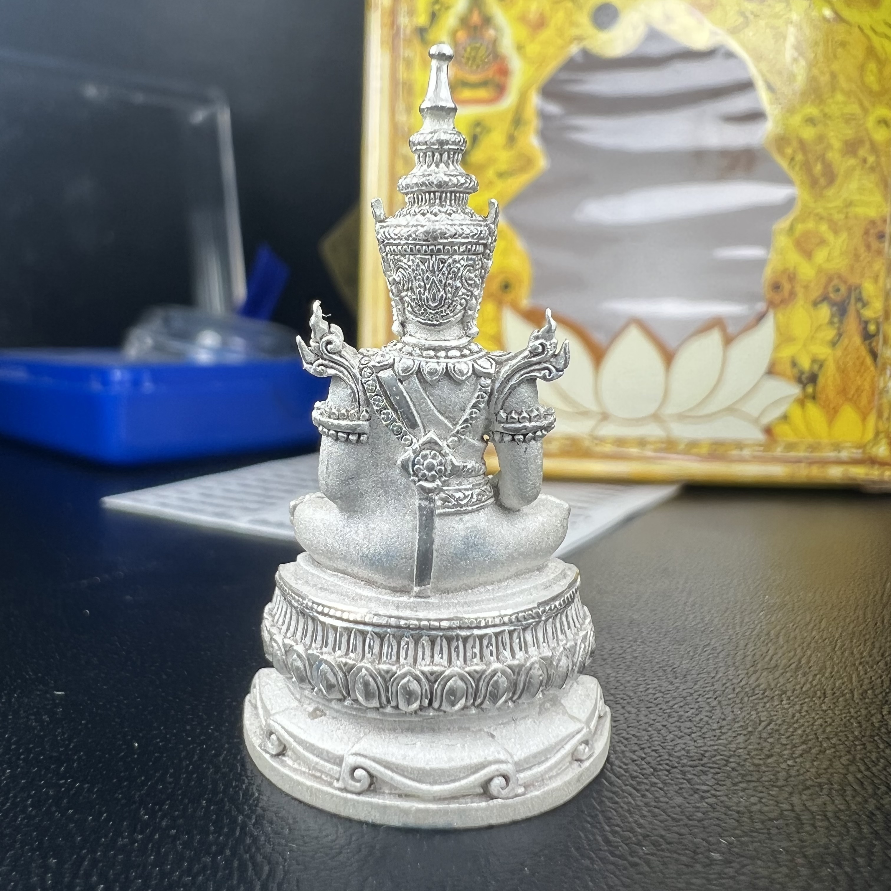 พระแก้วมรกต(จำลอง)ลอยองค์ ขนาดหน้าตัก 1/2 นิ้ว ทรงเครื่องฤดูร้อน เนื้อเงิน ตราสัญลักษณ์ฉลองสิริราชสมบัติ ครบ 60 ปี พ.ศ.2549(สภาพสวย ครบ สมบูรณ์))