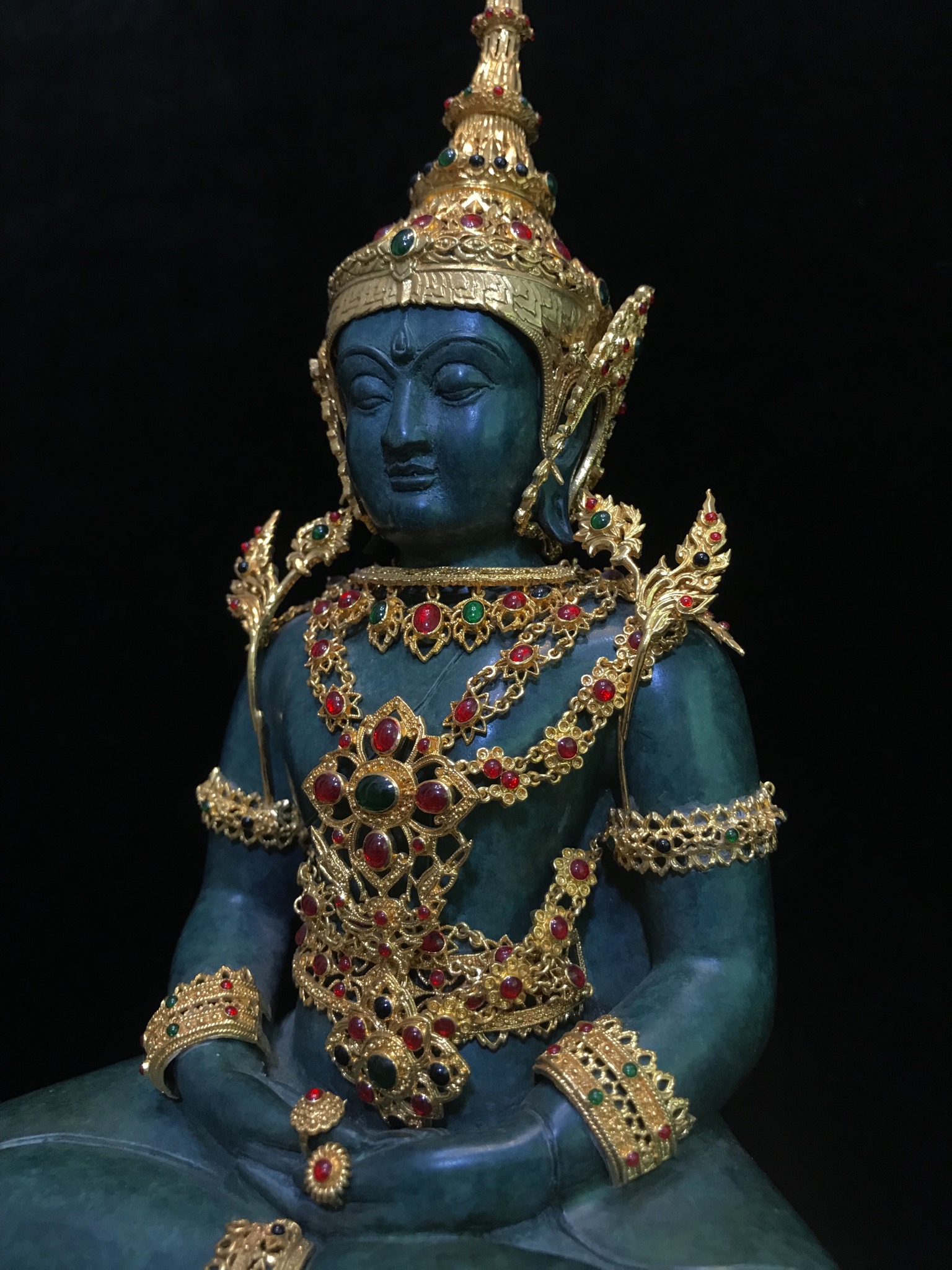 พระแก้วมรกต(จำลอง)ลอยองค์ ขนาดหน้าตัก 5 นิ้ว ทรงเครื่องฤดูร้อน เนื้อโลหะเคลือบสีเขียว เครื่องทรงชุบทองลงยาสี ฐานเนื้อโลหะ ลงรักปิดทองคำ ประดิษฐานตราสัญลักษณ์ฉลองสิริราชสมบัติ ครบ 60 ปี