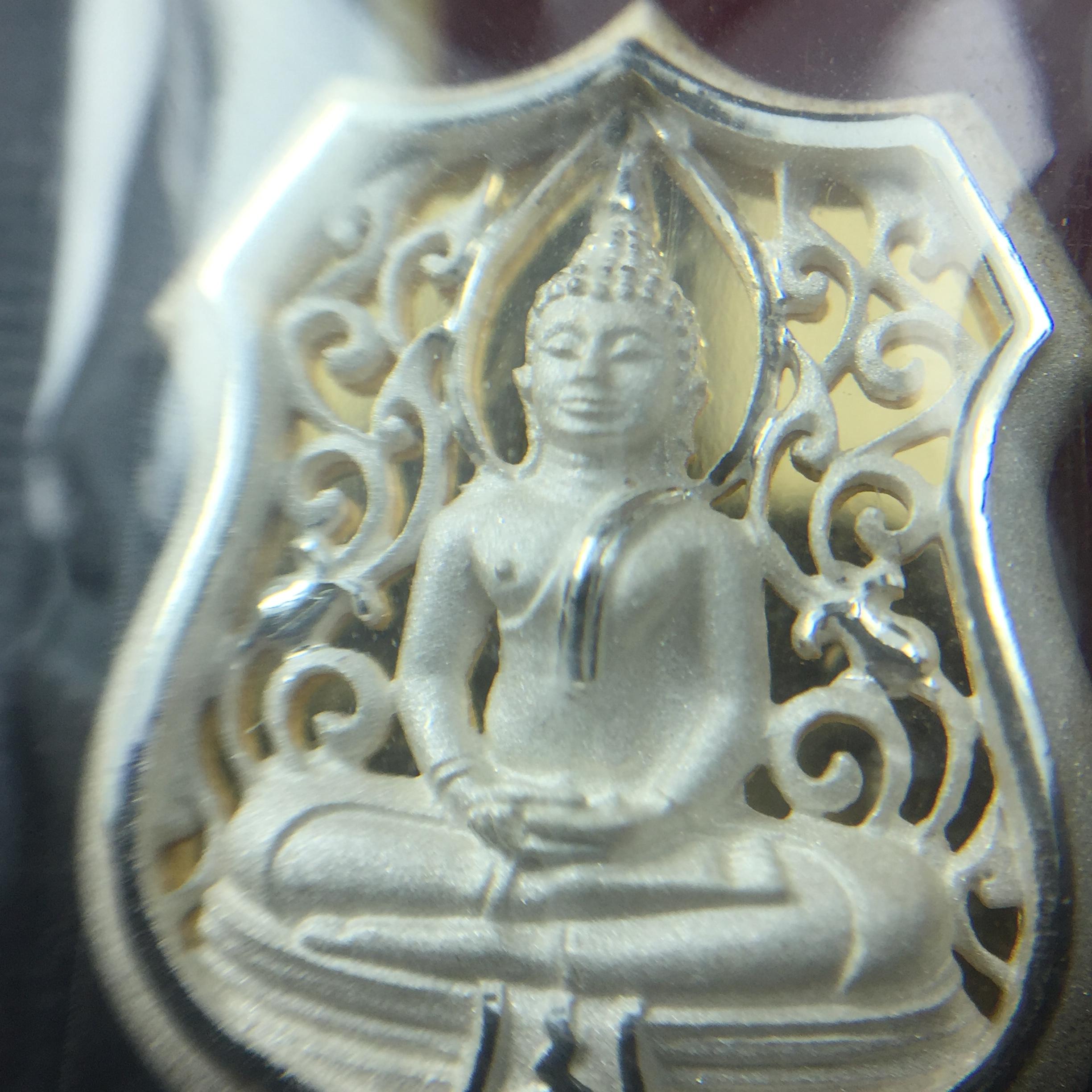 เหรียญหล่อฉลุลายพระพุทธโสธรทรงอาร์มลายกนก เนื้อเงินบริสุทธิ์พ่นทรายนวลขัดเงา(แผ่นกลางทองคำ) พิมพ์เล็ก สูง 2.1 ซม. รุ่น "ทูลเกล้ามหามงคล" ปี 2544(สภาพคัดสวยซีนซองเดิมกล่องบรรจุเดิมครบสมบูรณ์)