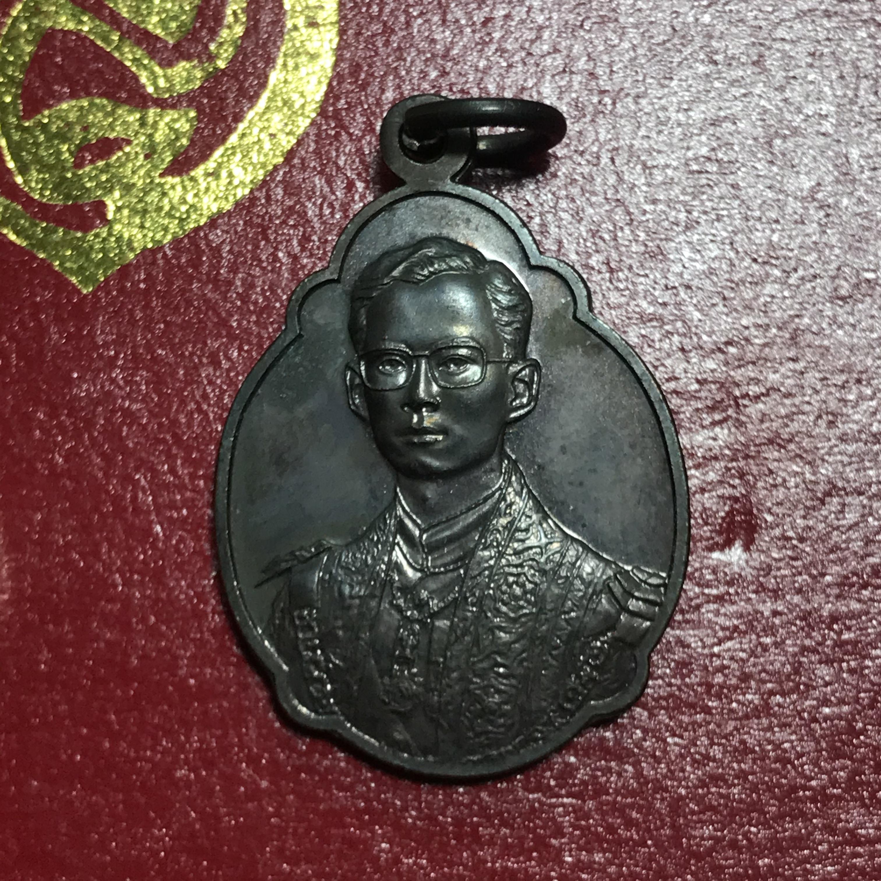 เหรียญพระราชทาน มูลนิธิ พอ.สว. ปี2541 (1ชุด มี 2 เหรียญ สภาพสวยมาก(กล่องเดิม))ชุดพิเศษพร้อมหนังสือหายาก