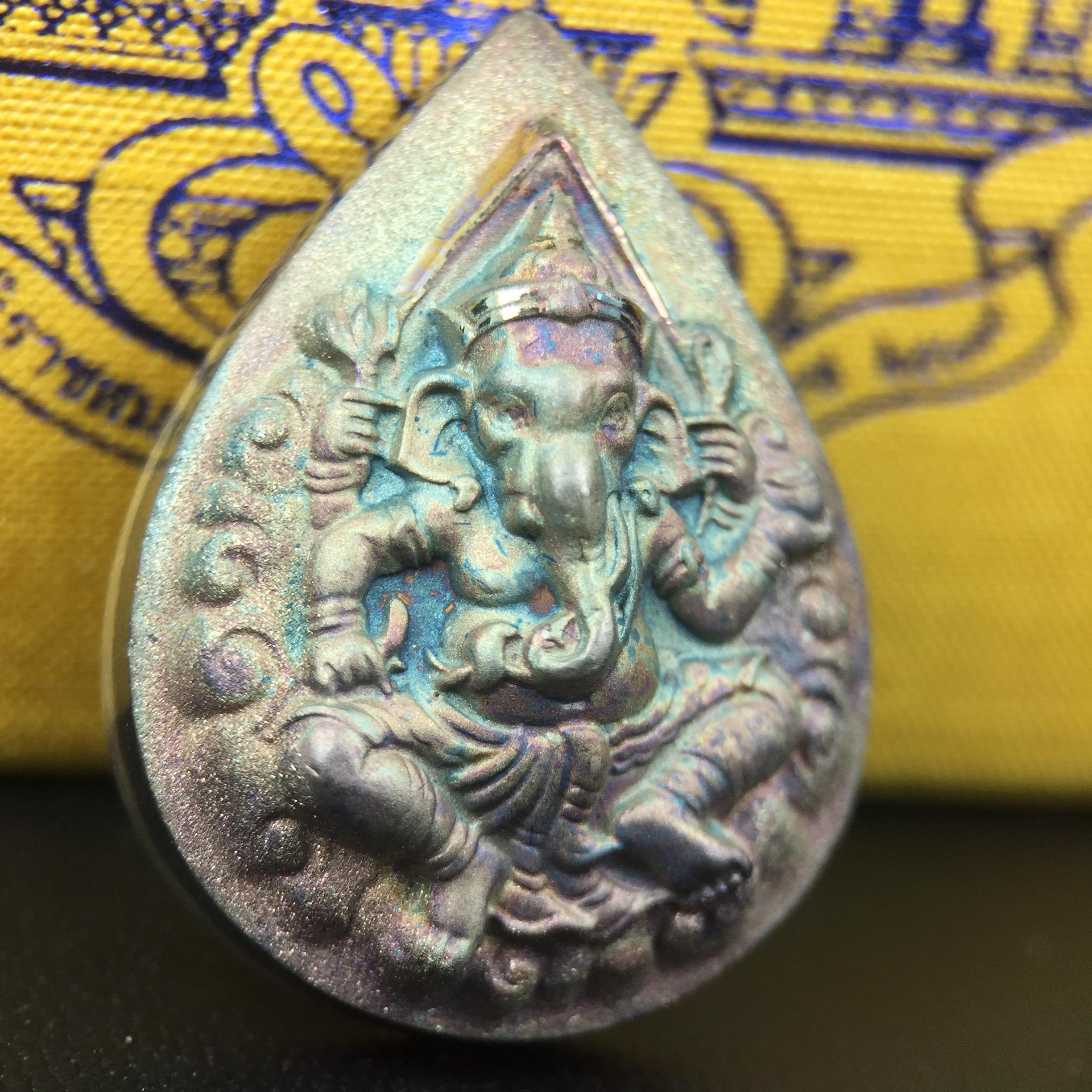 เหรียญพระพิฆเนศวร ญสส. ชุดกาญจนาภิเษกครองราชย์ 50 ปี พุทธศักราช 2538 พิมพ์ใหญ่(2.9 ซม.) เนื้อเงินผิวเดิมกลับดำขึ้นสีรุ้งเข้มขลังงดงามธรรมชาติสร้างสรรค์ สภาพสวยเดิมพร้อมกล่องบรรจุเดิม ตอกโค๊ดหมายเลขกำกับ(1ใน 5539องค์)