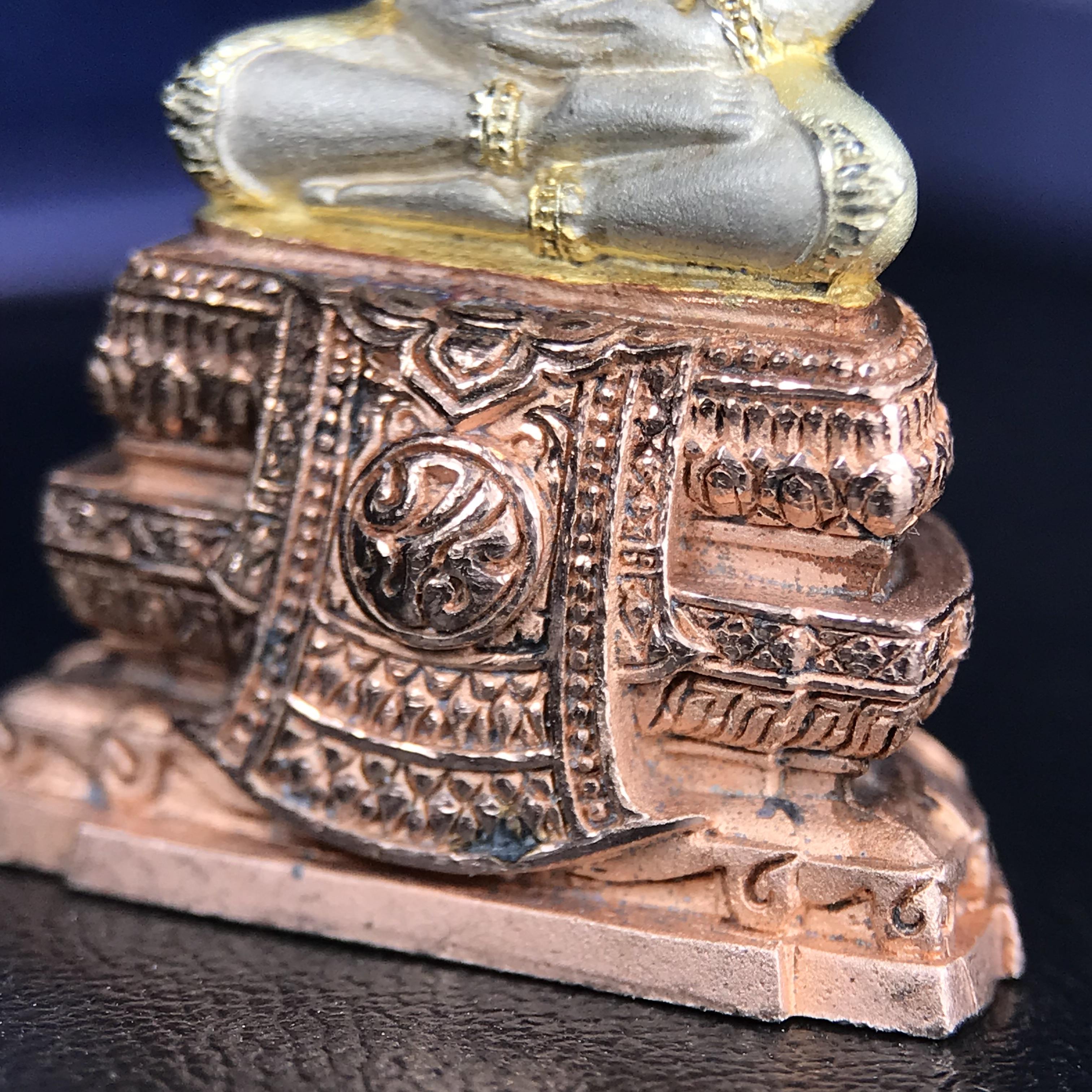 พระแก้วมรกต ภปร. ปี 2547 จัดสร้างโดยโรงพยาบาลภูมิพลอดุลยเดช เนื้อเงิน(3 กษัตริย์) ลอยองค์ หน้าตัก 1/2 นิ้ว สูง 3.7 ซม.พิธีมหามังคาภิเษก ณ พระอุโบสถวัดพระศรีรัตนศาสดาราม(วัดพระแก้ว) งดงามทรงคุณค่าอีกหนึ่งรุ่นยอดนิยม หายาก(องค์หมายเลข ๑๔๑๔)