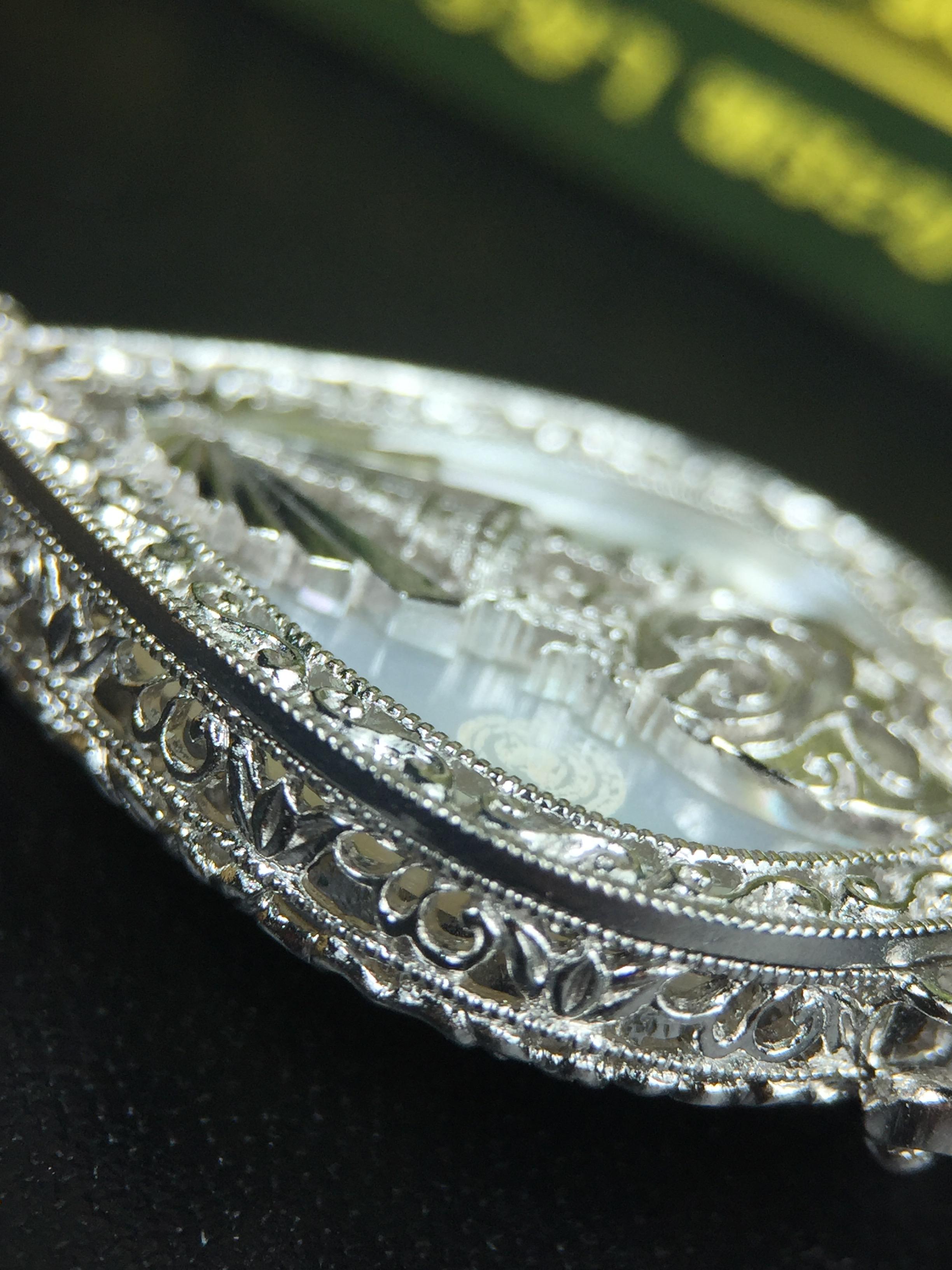 พระพุทธชินราช(จำลอง) ภปร. 84 พรรษา ทรงหยดน้ำ เนื้อเงินชุบทองคำขาว ขนาด 20*36 มม. (พระราชทานมวลสาร จิตรลดาและเส้นพระเจ้า(เส้นผม)รัชกาลที่9)พุทธศิลป์ทรงคุณค่าอีกหนึ่งรุ่นยอดนิยม งดงาม ทรงคุณค่า หายาก