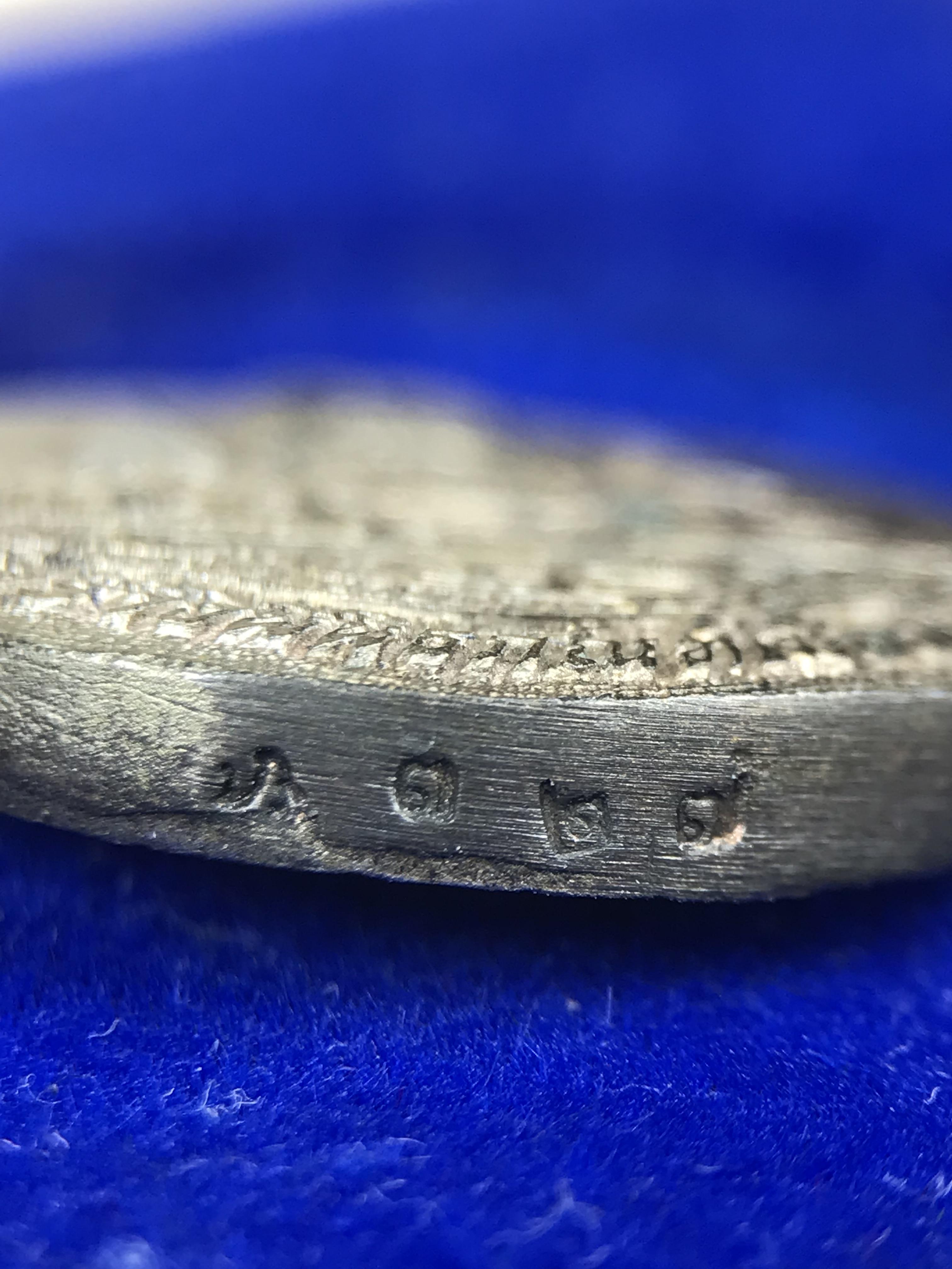 เหรียญรูปเหมือนพระญาณวิทยาคมเถร (หลวงพ่อคูณ ปริสุทโธ)ชุดกาญจนาภิเษกครองราชย์ครบ 50 ปี วัดบวรนิเวศวิหาร ปี 2538 เหรียญหล่อเนื้อนวโลหะ(พิเศษกรรมการมีรอยจาร ตอกโค๊ดหมายเลข ๓๒๗)(หายากพบเจอน้อยมาก)(พร้อมกล่องบรรจุเดิมลายไม้สีน้ำตาลมีตรากาญจนา) พิธีใหญ่